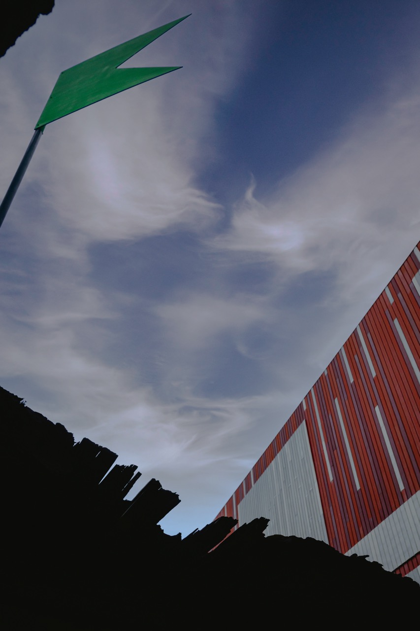 Slobodná národná galéria, Site specific s vlajkou Braňa Matise v instalační spolupráci Gustáva Vidu. Garáže při SNG. 2025 (mimo institucionální odboj)