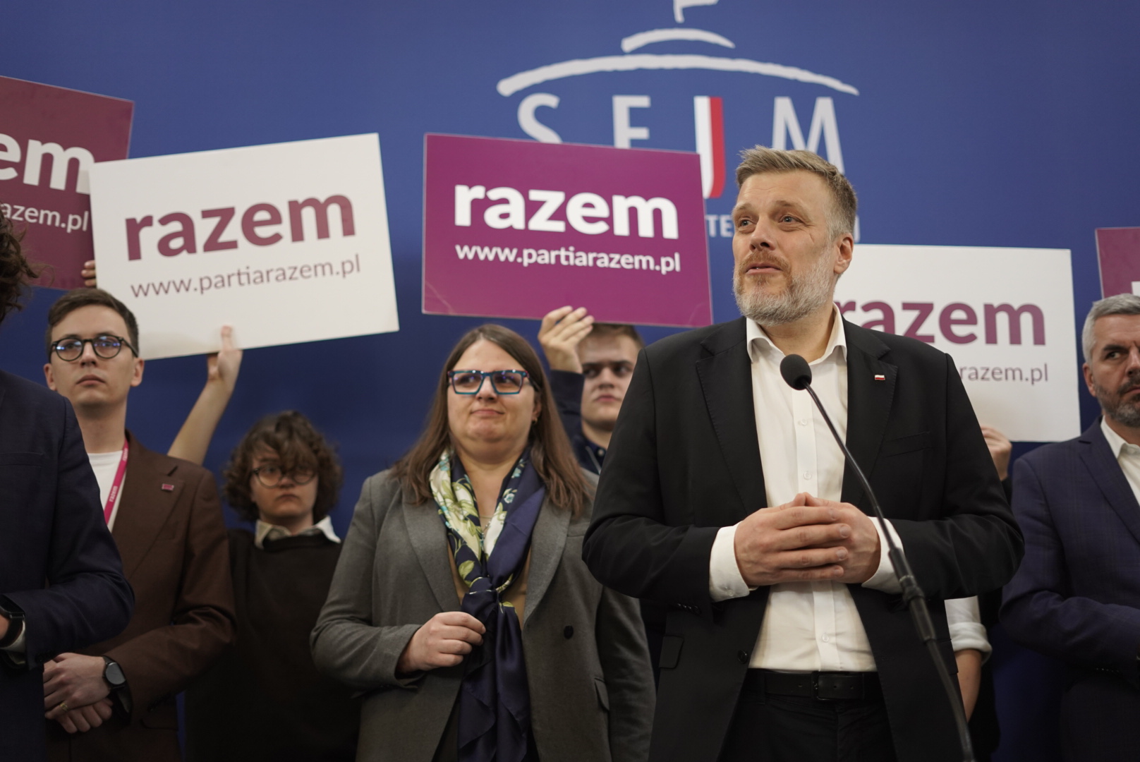 Adrian Zandberg podczas konferencji dotyczącej bepłatnych obiadów w szkołach fot. Bartosz Miszta