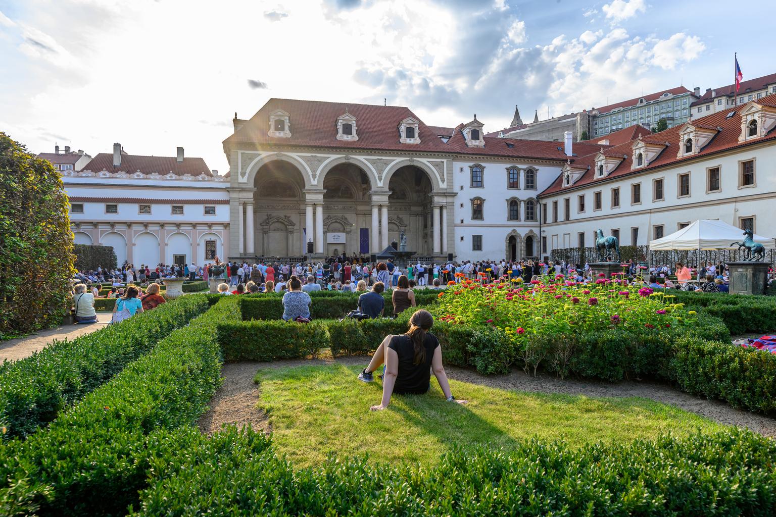 Od Rusalky po Sedm statečných. FOK se vrací do Valdštejnské zahrady.