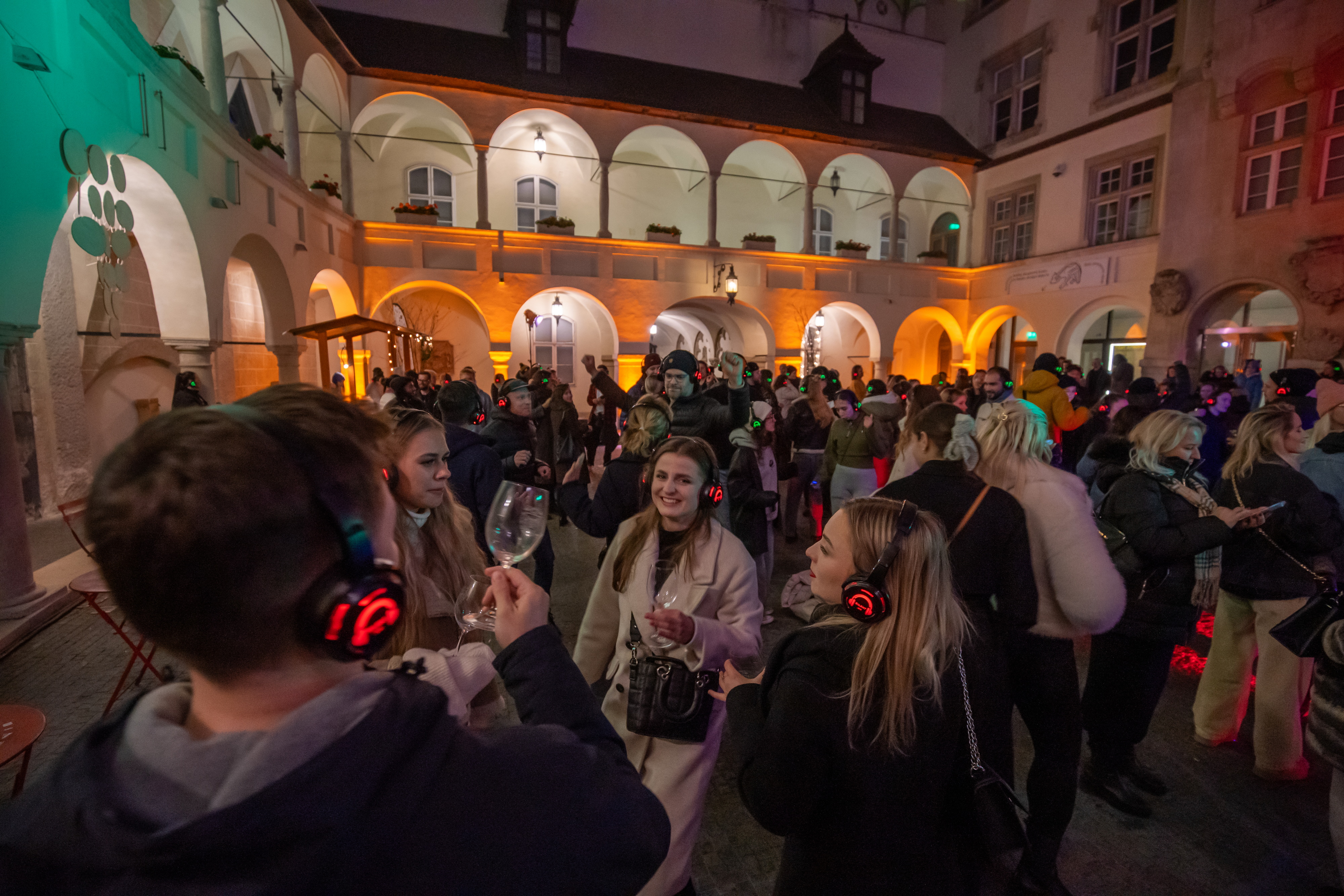 Nádvorie Starej radnice sa premení sa počas Silent disco premení na tanečný parket pod holým nebom. Zdroj foto: BKIS