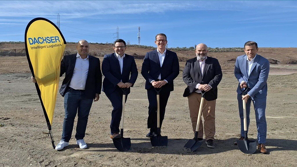 Od lewej: M. Chraibi, Regional Managing Director Maghreb & Türkiye, CDO S. Hohm, CEO B. Eling, F. Dumort, Managing Director European Logistics France Maghreb Türkiye oraz COO Road Logistics A. Tonn podczas symbolicznej ceremonii rozpoczęcia budowy w Tanger Med.