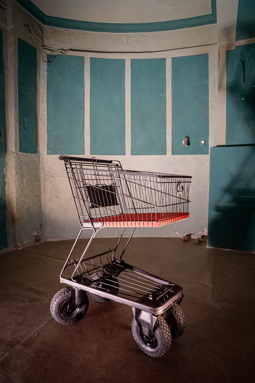 Pavel Karous, SUV shopping cart, The case for a social worker social art festival 2015, Alfréd ve dvoře, © foto Petr Zewlakk Vrabec