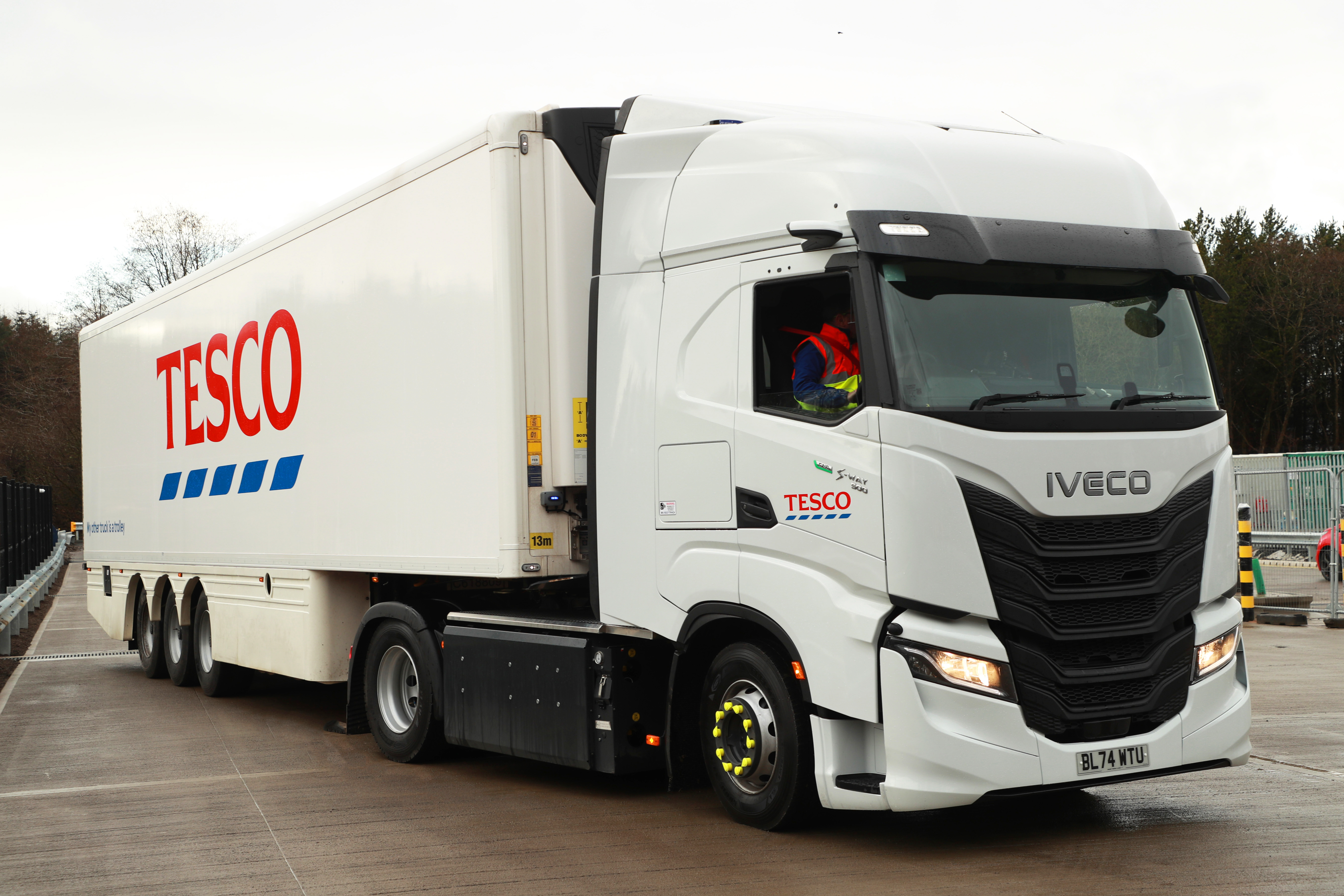 IVECO ve Skotsku posiluje udržitelnou logistiku s 42 novými nákladními vozy S-Way na zemní plyn pro řetězec TESCO