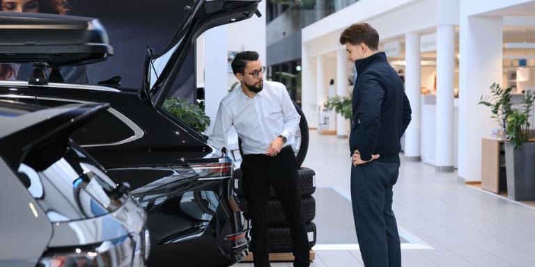 Bezpieczna podróż zaczyna się w salonie – jak doradcy Grupy Cichy-Zasada pomagają klientom dobrać idealny samochód?