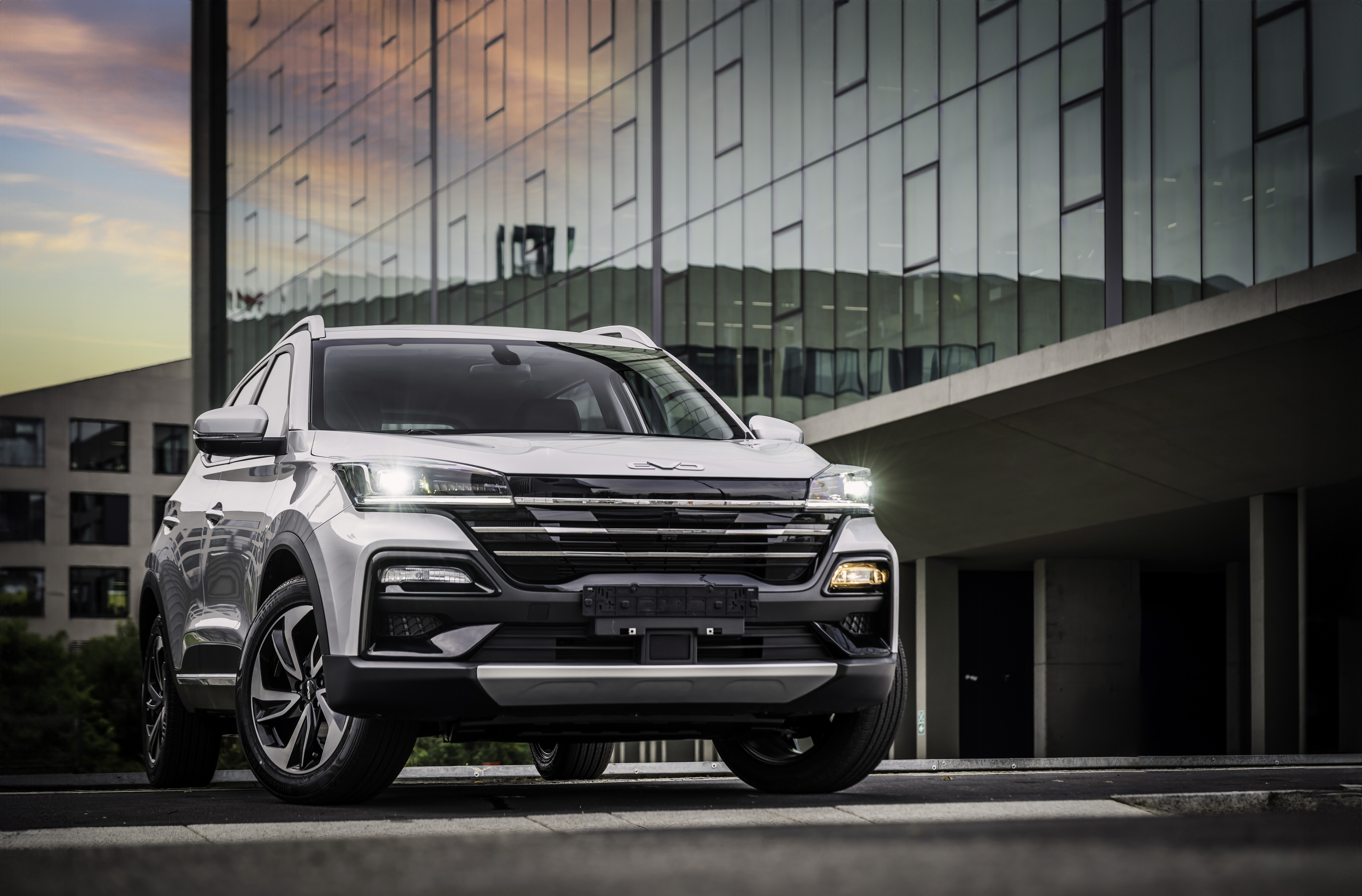 EVO Cuatro přijíždí do Česka. Každý den si ho jeden návštěvník brněnského showroomu vyzkouší s plnou nádrží na celý den zdarma