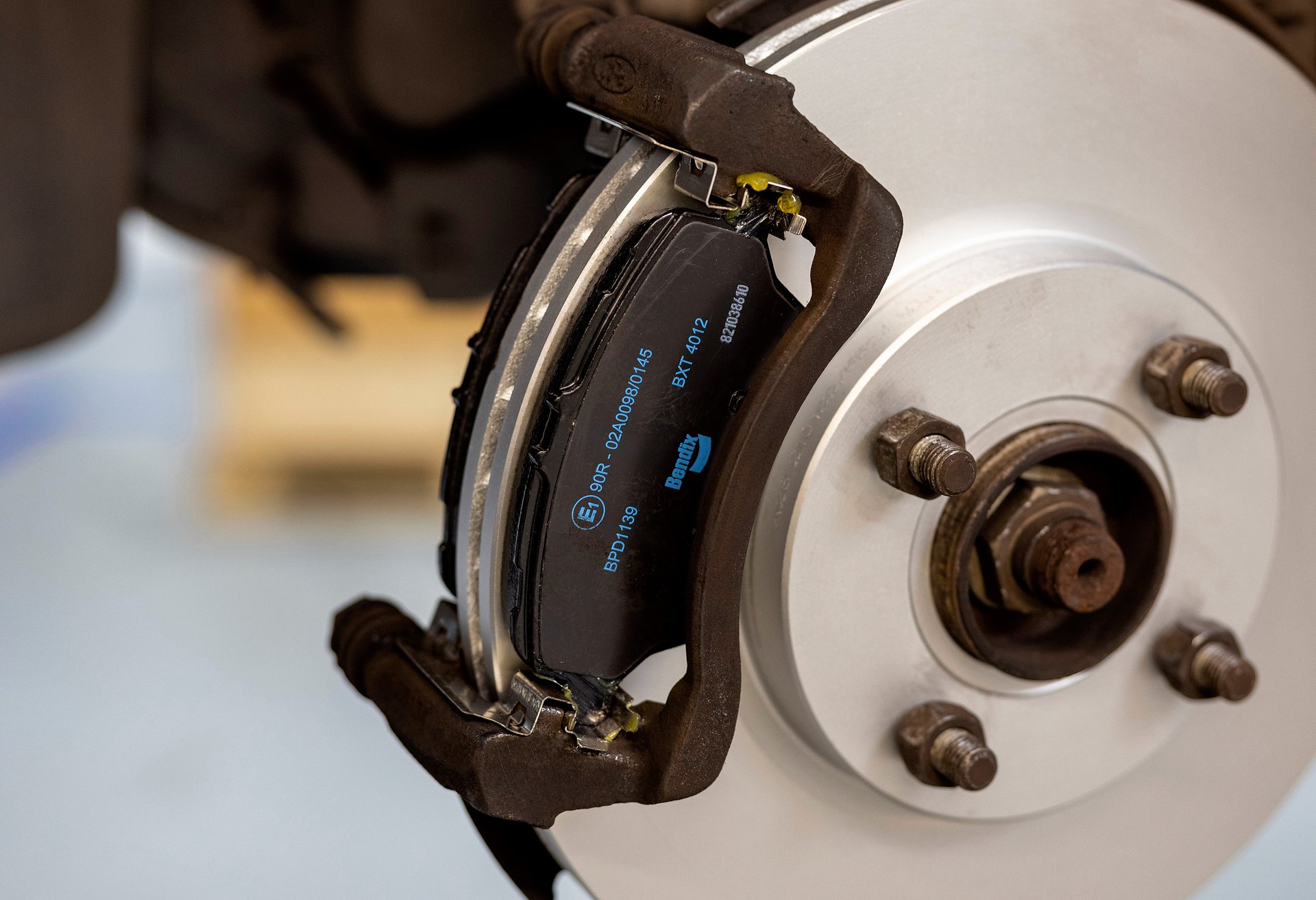 Więcej niż tylko dodatki: dlaczego wymiana hamulców powinna obejmować również akcesoria