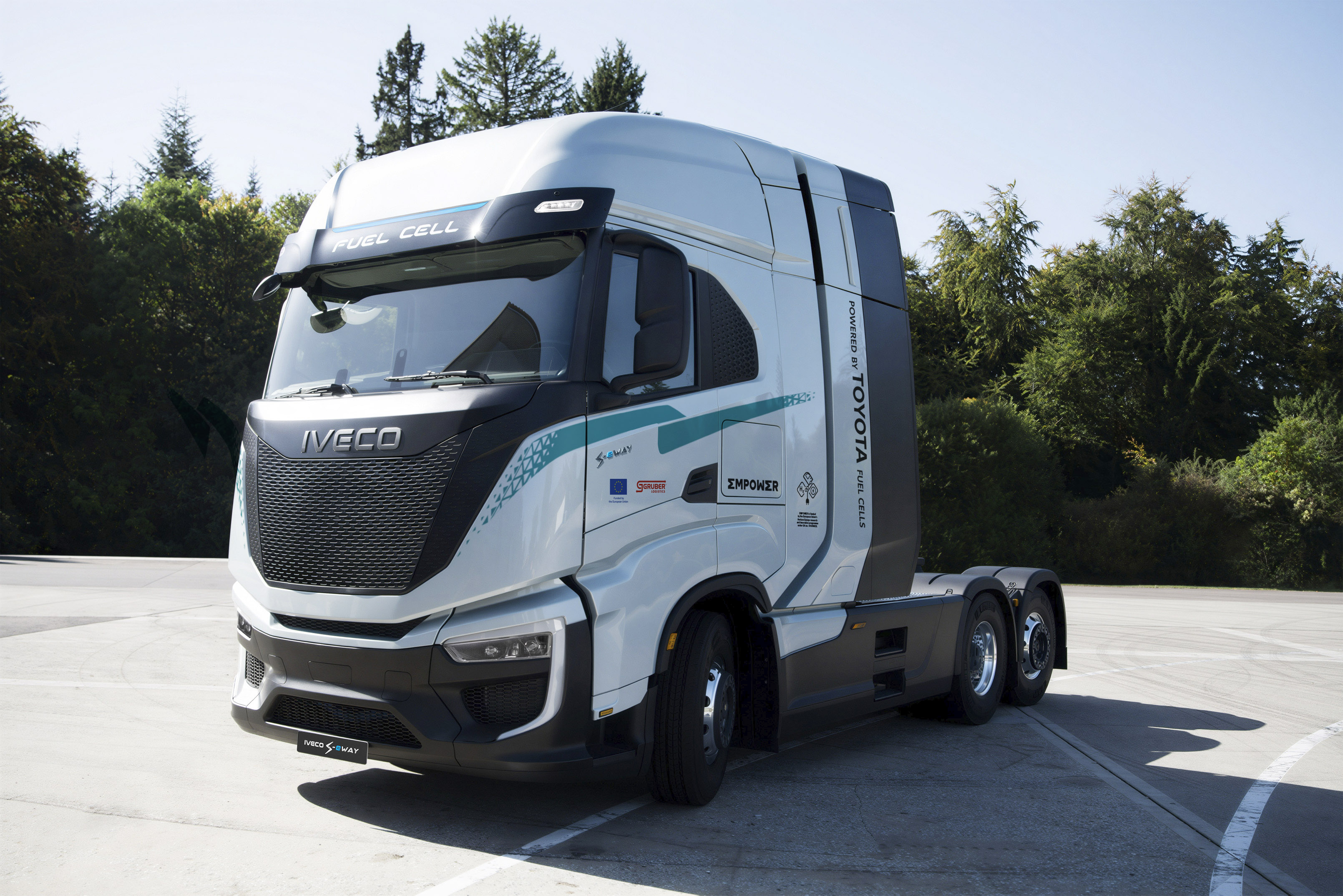 IVECO a Toyota spojují síly při vývoji nové generace těžkých nákladních vozidel s vodíkovými palivovými články v rámci projektu EMPOWER financovaného Evropskou unií