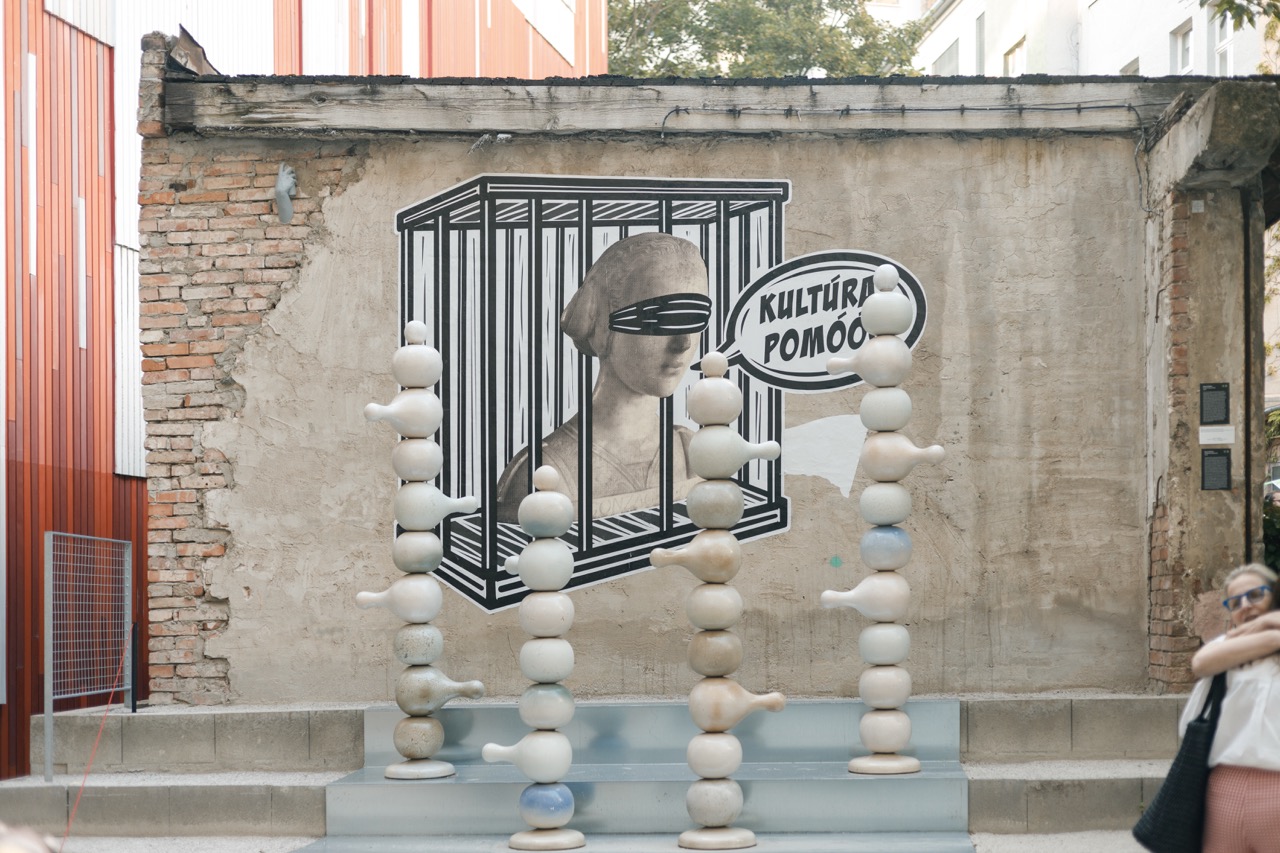 Jozef Sušienka, Variabilní kompozice, 1986. // Matúš Maťátko, Profesionální přístup, 2025. © Leontína Berková