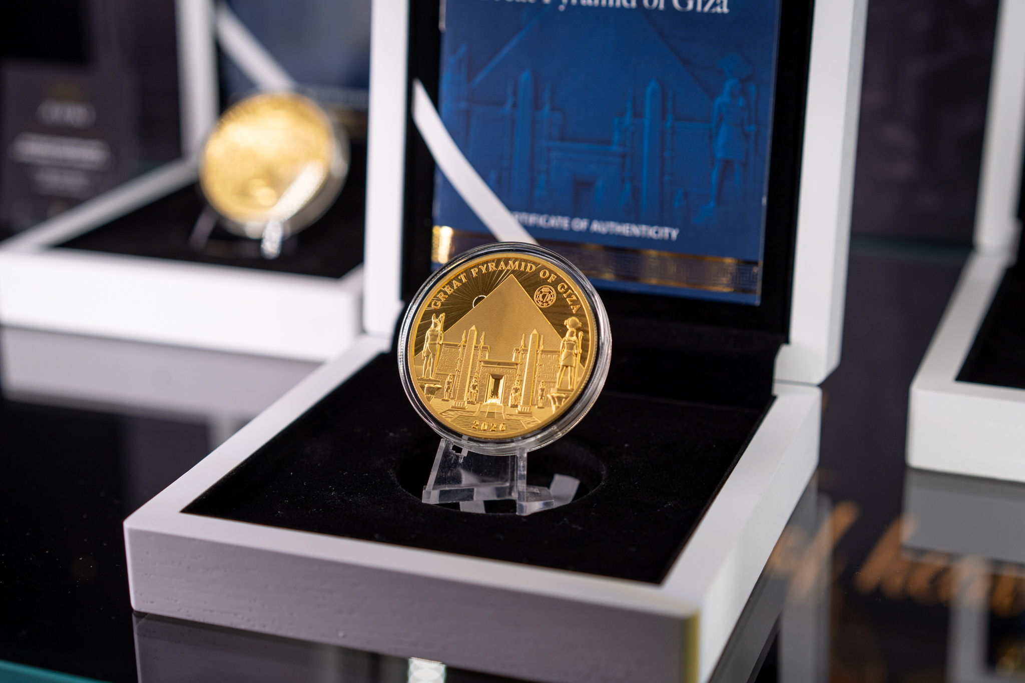 Praha hostí výstavu mince „Pyramidy v Gíze“ v období nejvyšší ceny zlata v historii