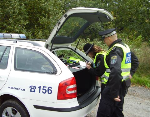 Střípky z práce městské policie: dveře, nůž i šlápnutí na plyn