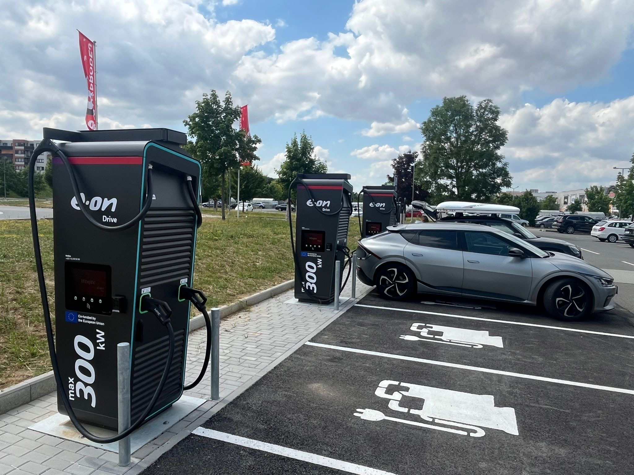 Za první pololetí roku 2025 odebrali řidiči více než dvojnásobek elektřiny ze sítě E.ON Drive