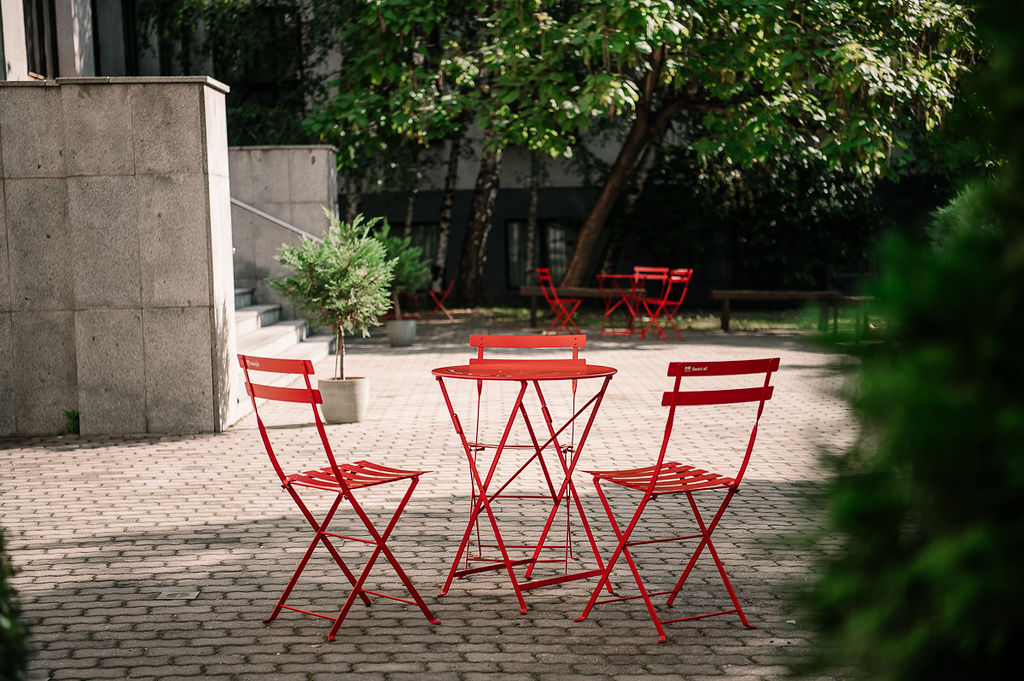 Voľné sedenie Sadni si! sa na jar vráti