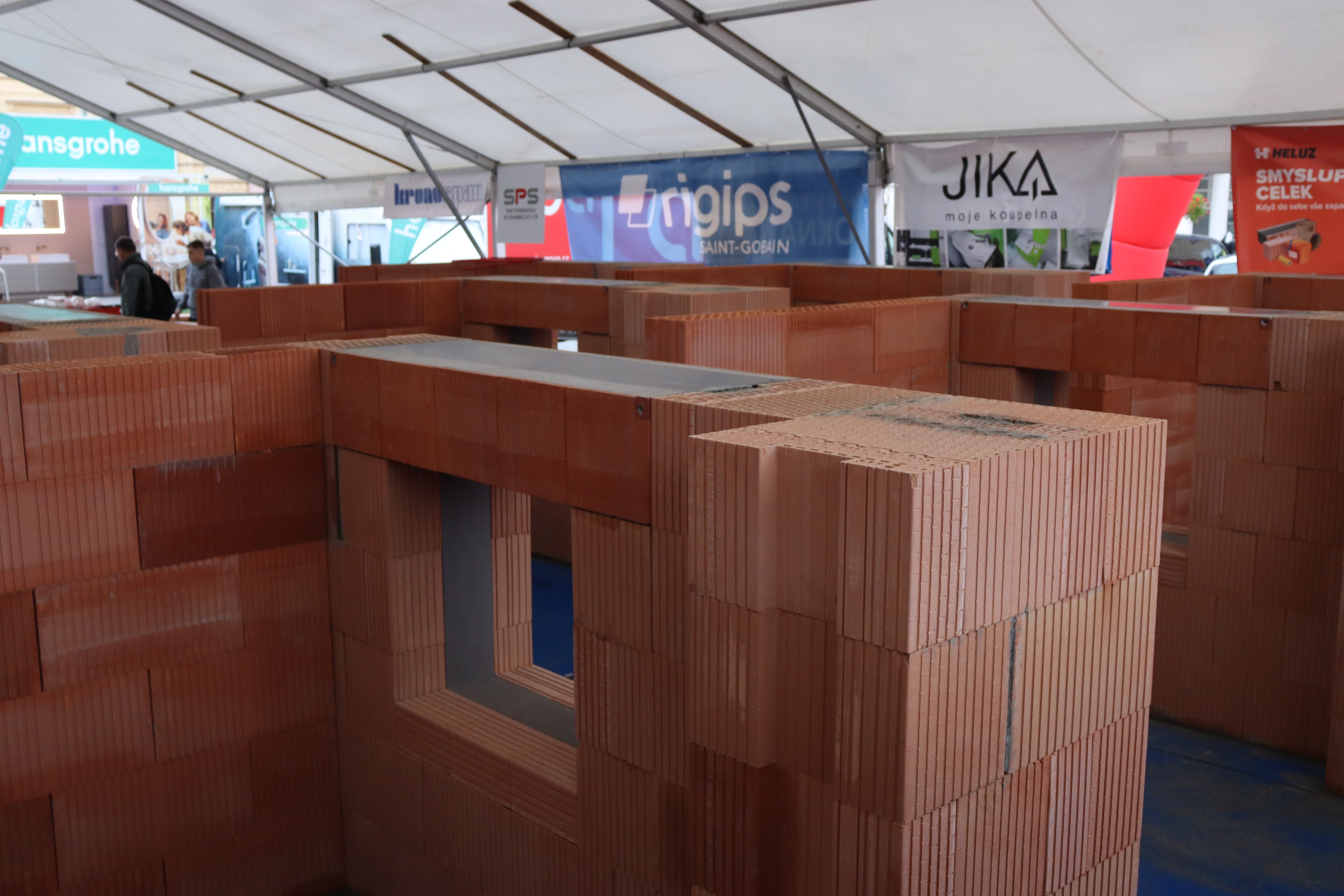 Soutěžní element včetně speciálně vyrobeného překladu HELUZ FAMILY 3in1 nosný