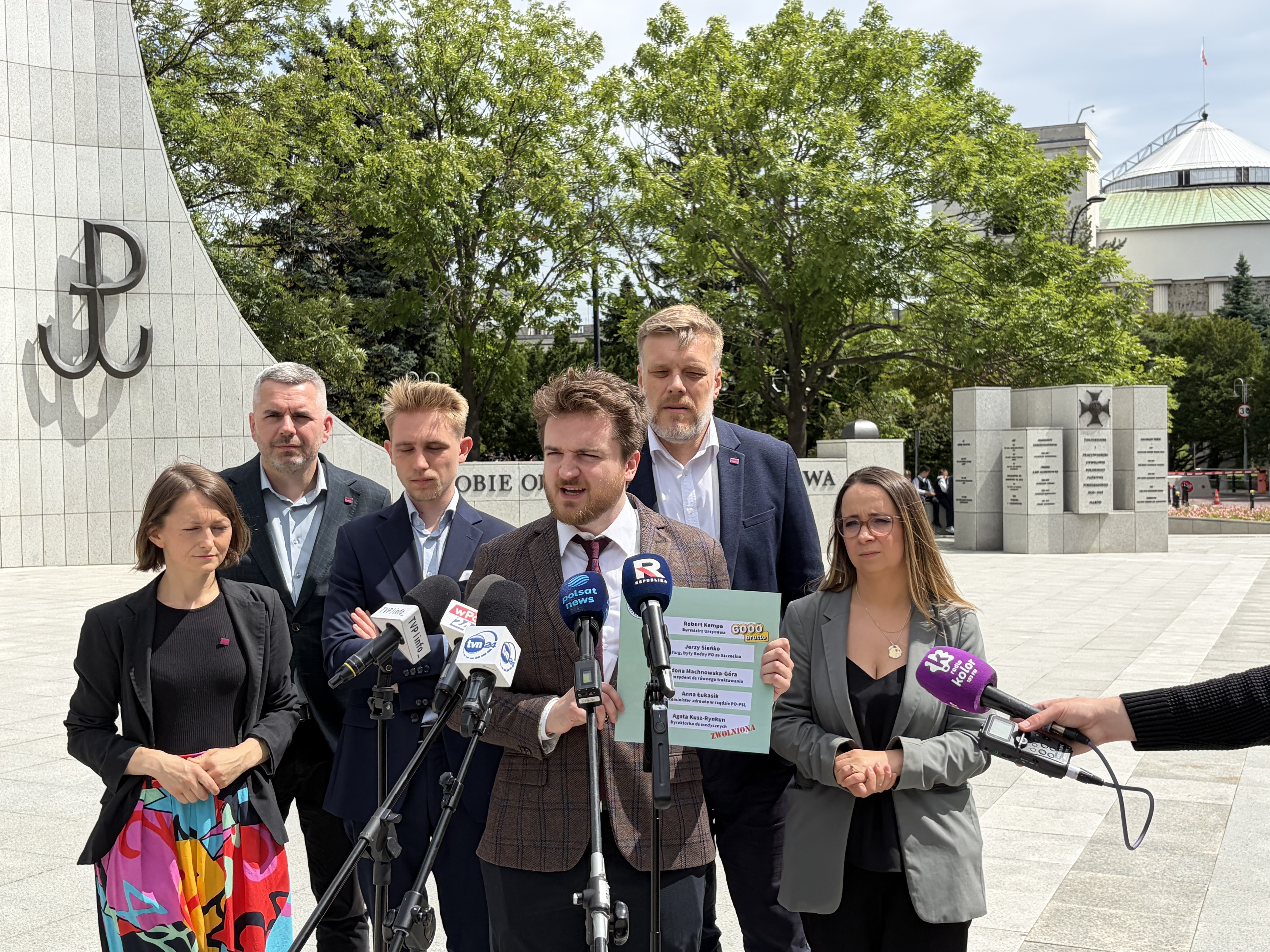 Szymon Pajzert podczas konferencji pod Sejmem (zdjęcie Razem do swobodnego wykorzystania)
