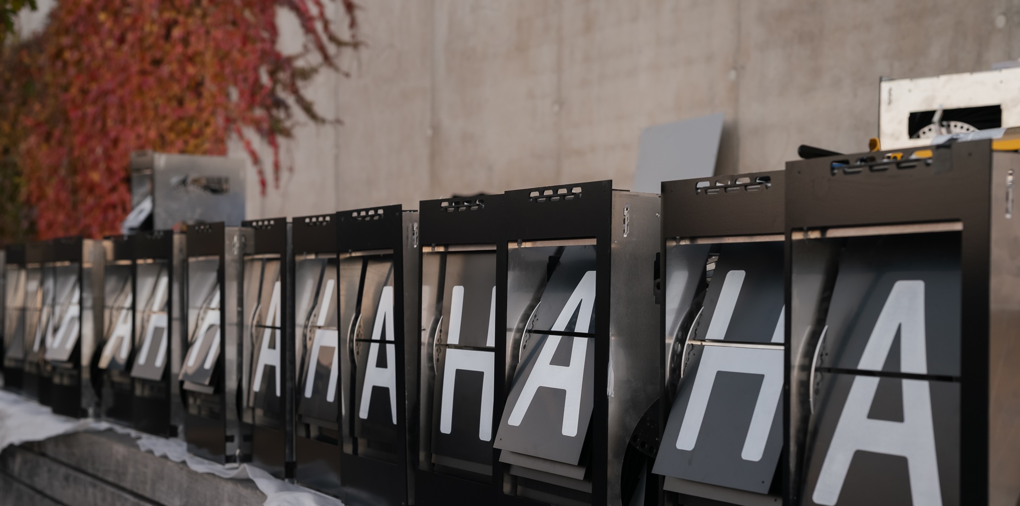 Umělá inteligence píše vzkazy pro cestující: na Hlavním nádraží vzniklo interaktivní dílo Richarda Loskota