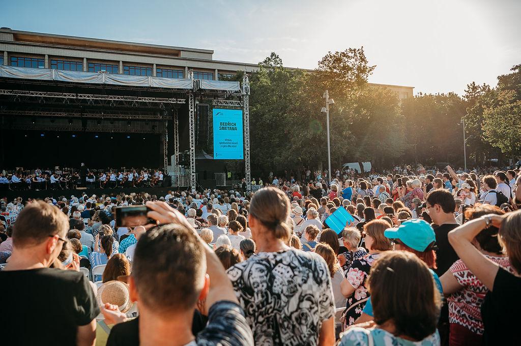 V sobotu tanečný parket s DJ-mi, v nedeľu koncertná sála so symfonickým orchestrom. Také bude Finále pri fontáne na Námestí slobody