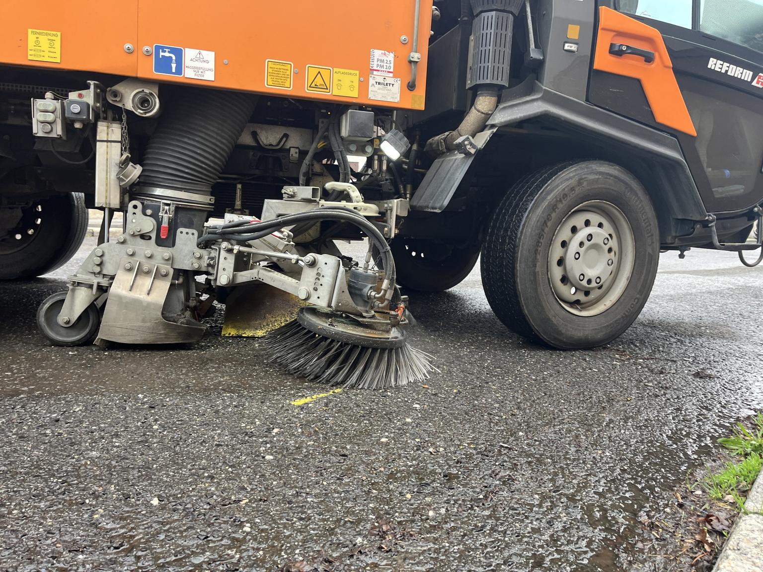 Technické služby zahájily opravy výtluků po zimě