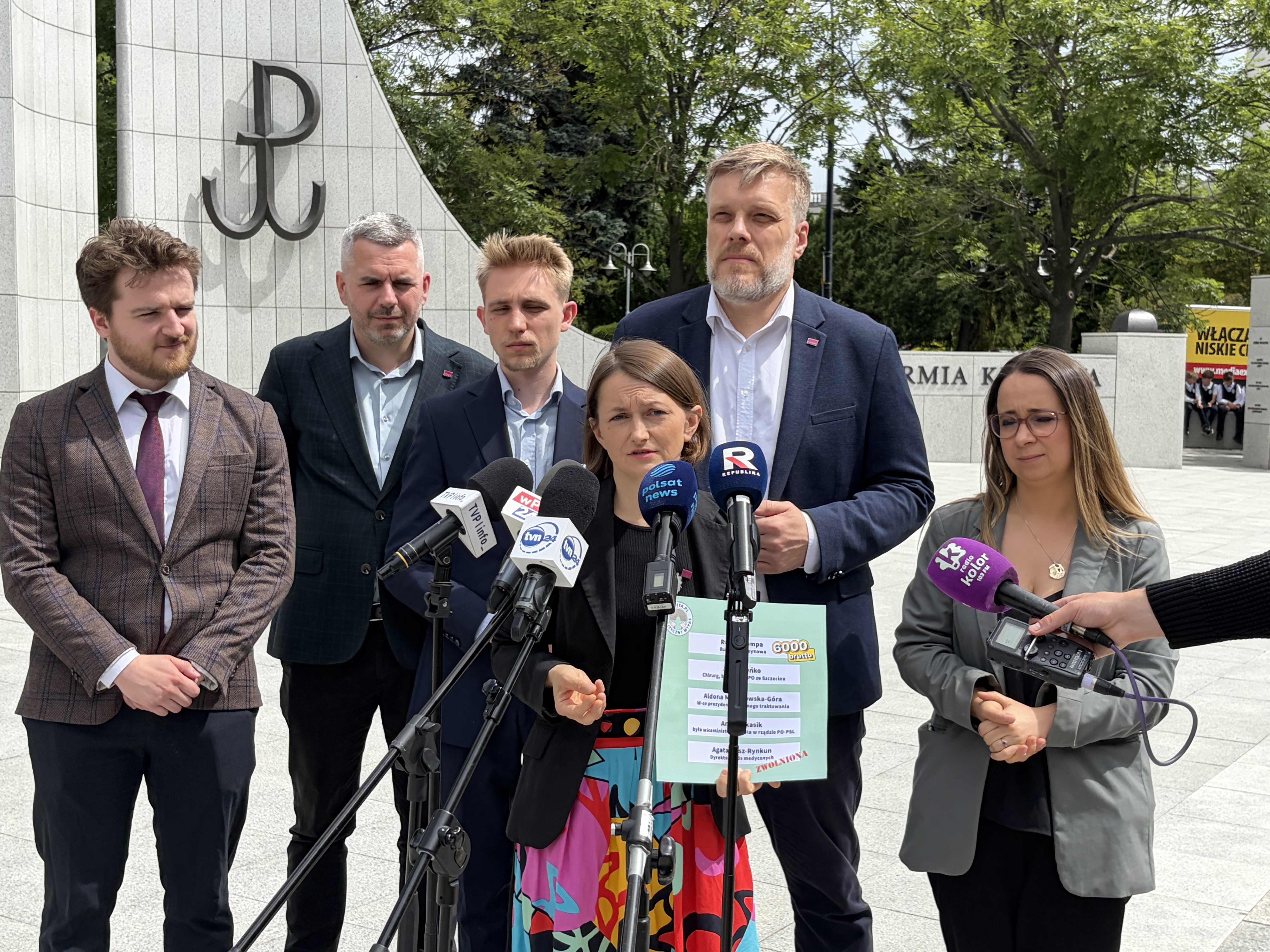 Dorota Spyrka podczas konferencji pod Sejmem (zdjęcie Razem do swobodnego wykorzystania)
