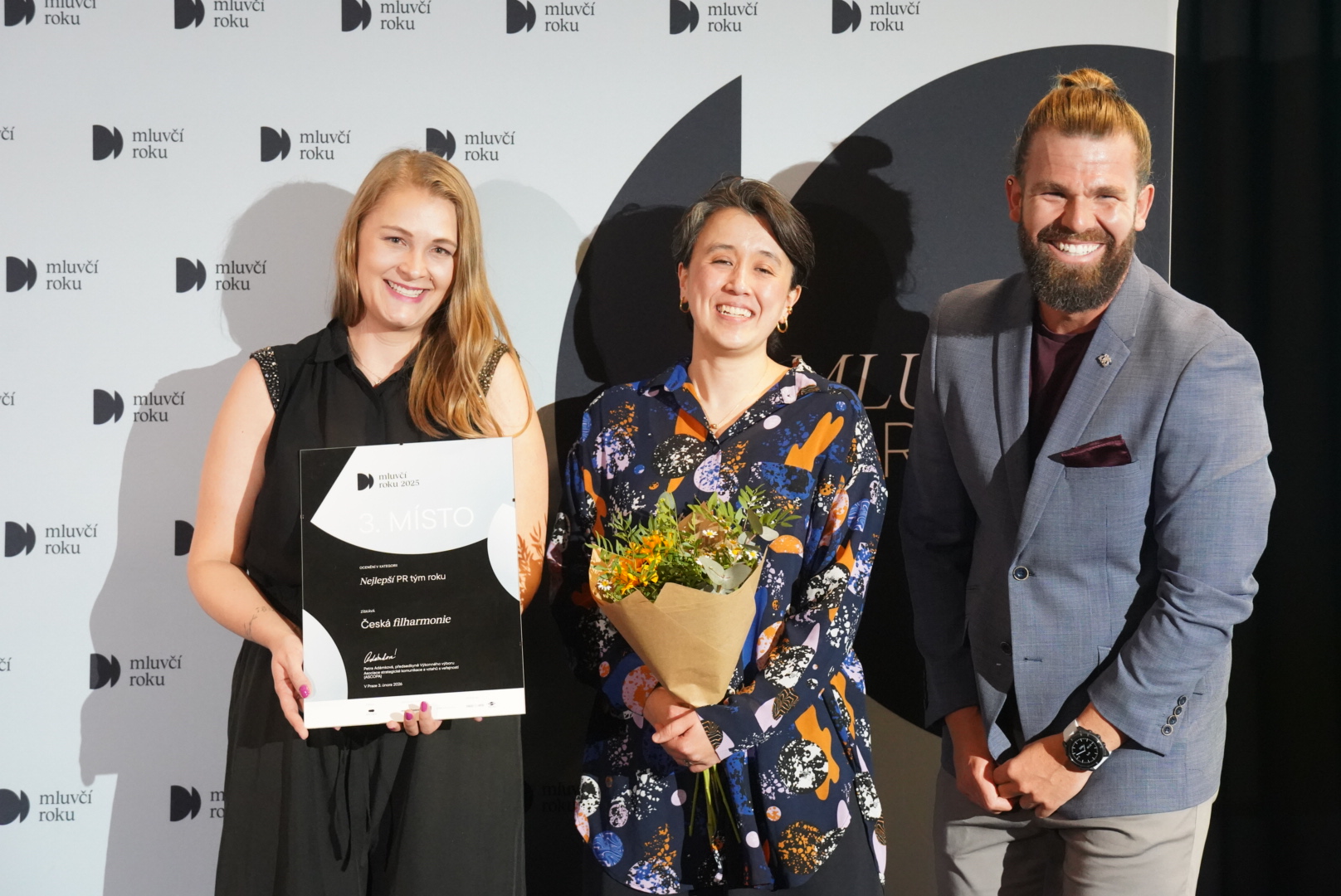Tým České filharmonie s předávajícím Markem Steigerem z Mediaboardu. 