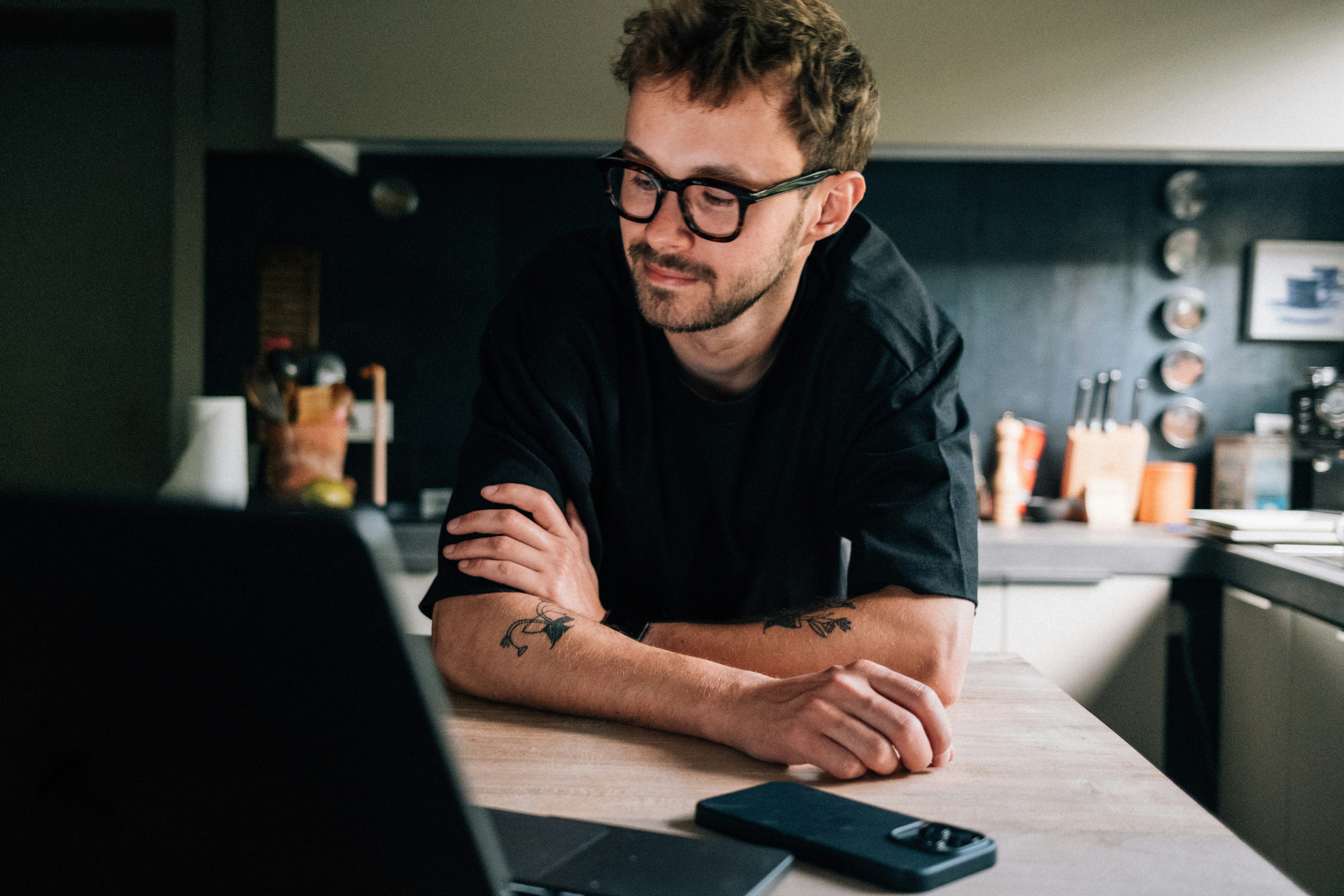 Sotva dospěli a už investují. Podle nového průzkumu mladí před budoucností neutíkají