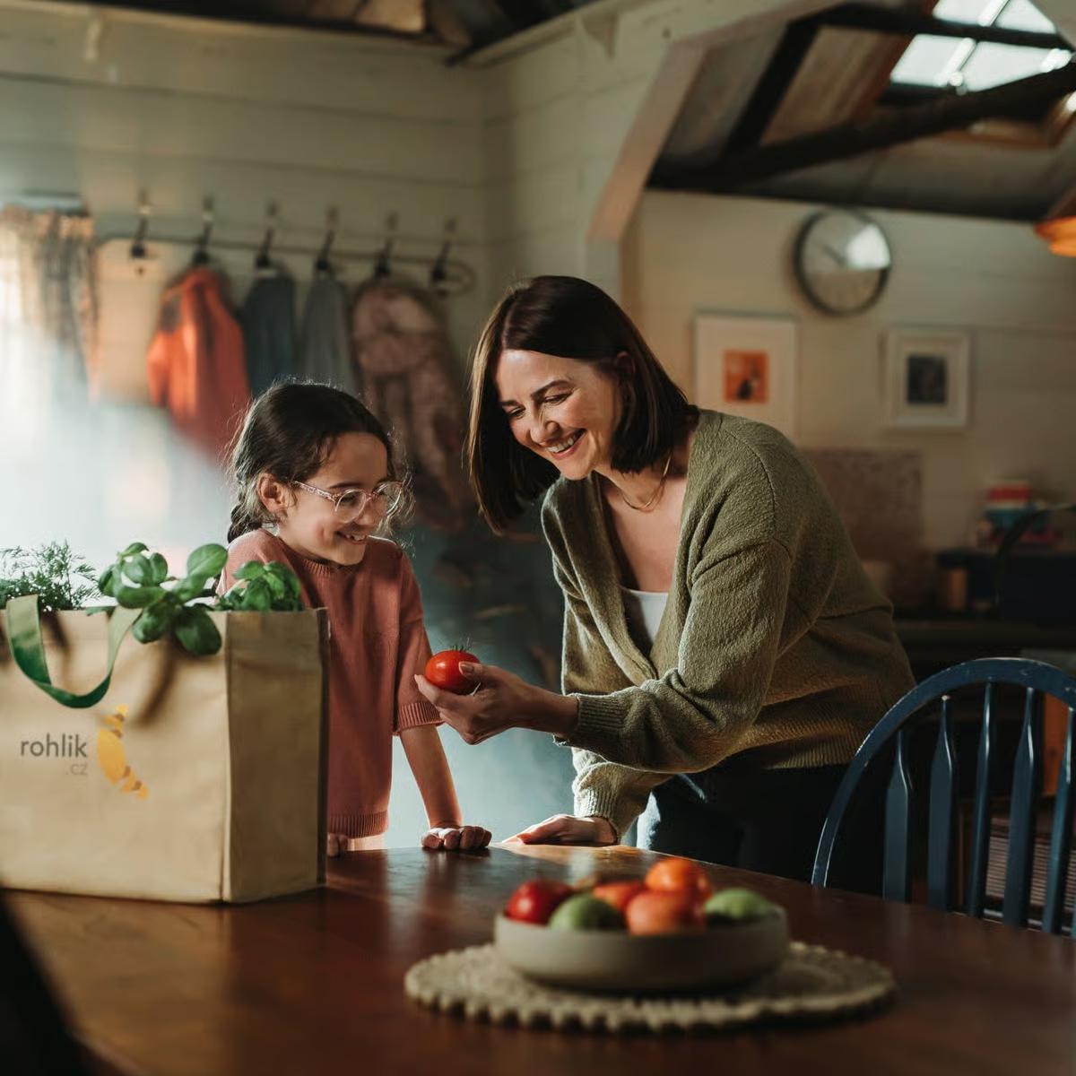 Rohlík zlevnil desítky základních potravin. U klíčových položek patří k nejlevnějším na trhu