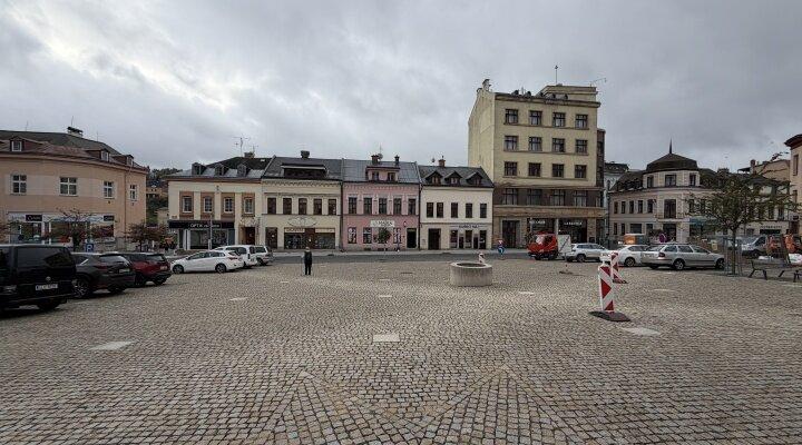 Dolní náměstí zůstává přístupné. Kavárna, restaurace i obchody jsou otevřené
