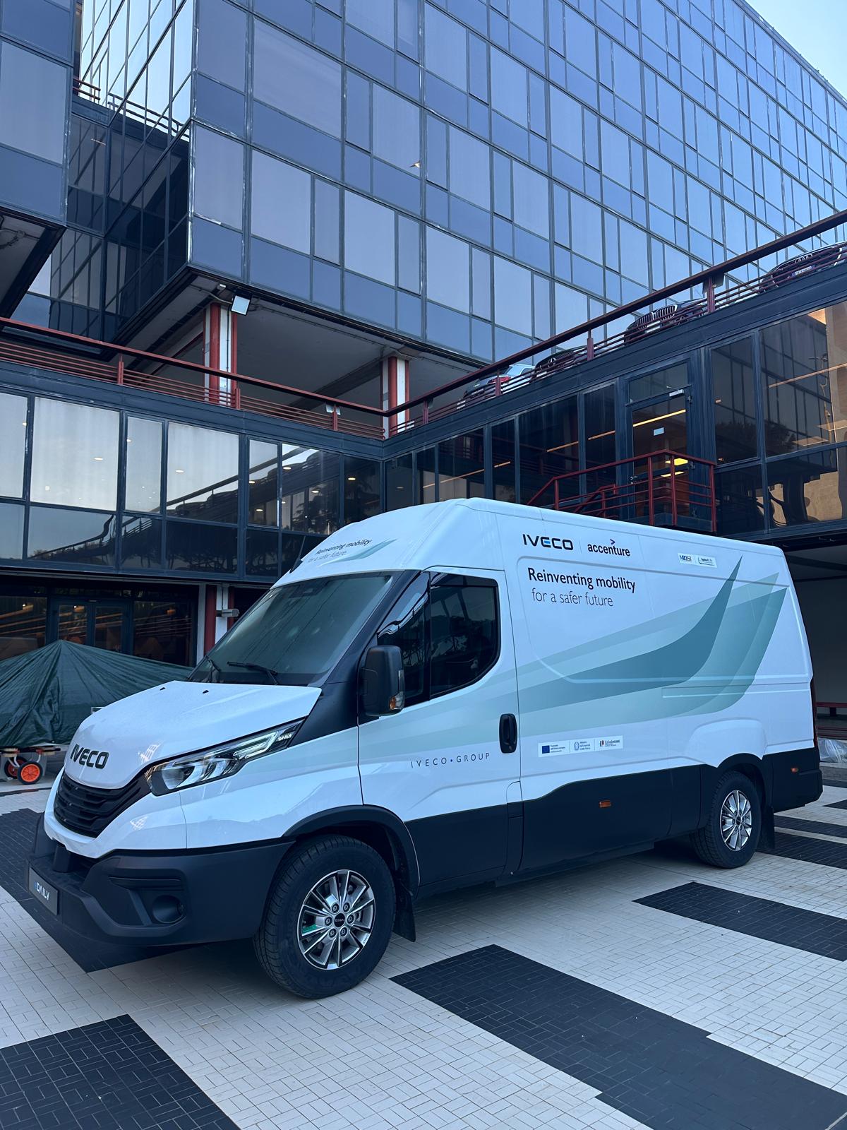 IVECO posouvá chytrou a bezpečnou silniční mobilitu vpřed díky technologii V2X ve spolupráci se společností Accenture