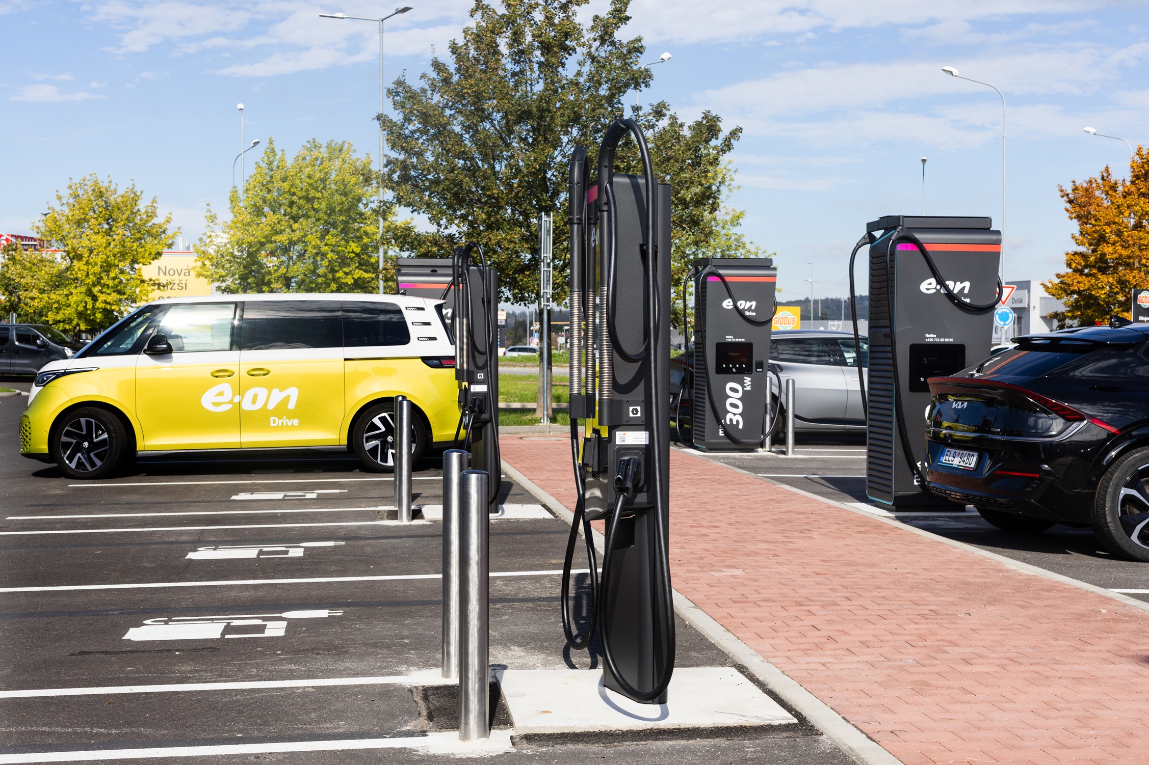E.ON otevírá v Českých Budějovicích svůj největší dobíjecí hub v tuzemské síti E.ON Drive