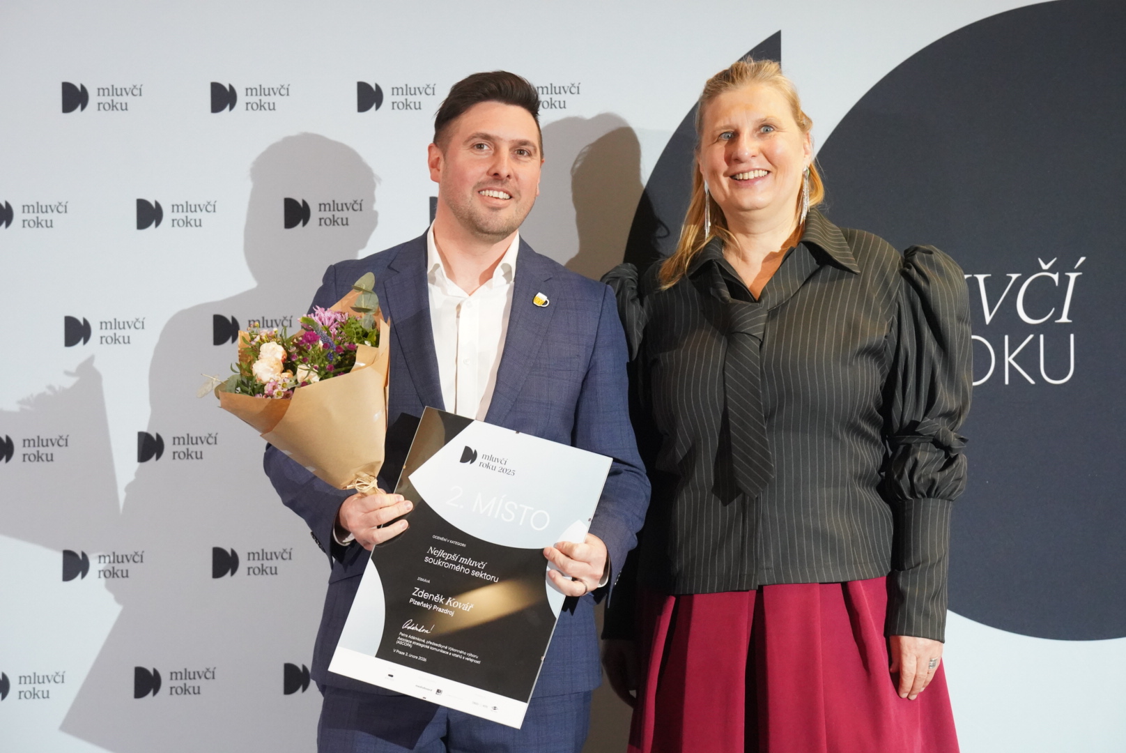 Zdeněk Kovář z Plzeňského Prazdroje a předávající ocenění Eva Krejčí z Letiště Praha. 