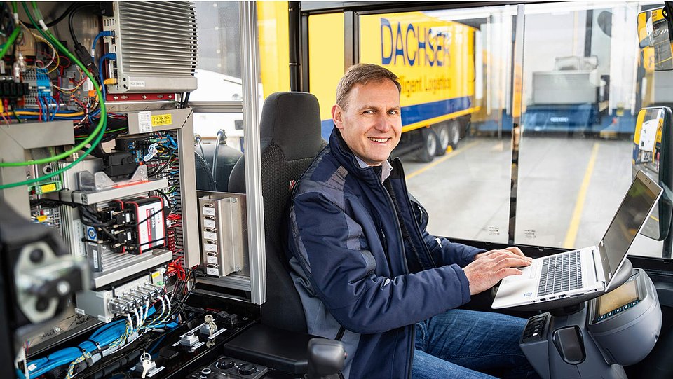 /W podróży w prawdziwym laboratorium: André Bilz przeprowadza programowanie pojazdu