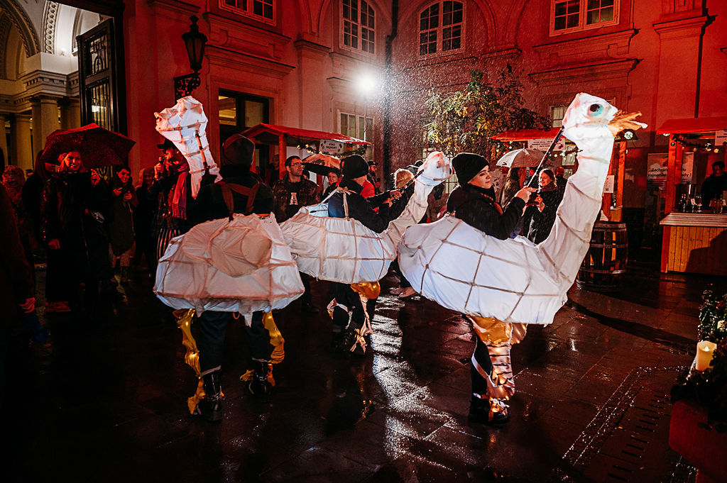 Na nádvoriach Primaciálneho paláca bude možné stretnúť estrádnu šou Divadla Š.E.M. Zdroj foto: BKIS