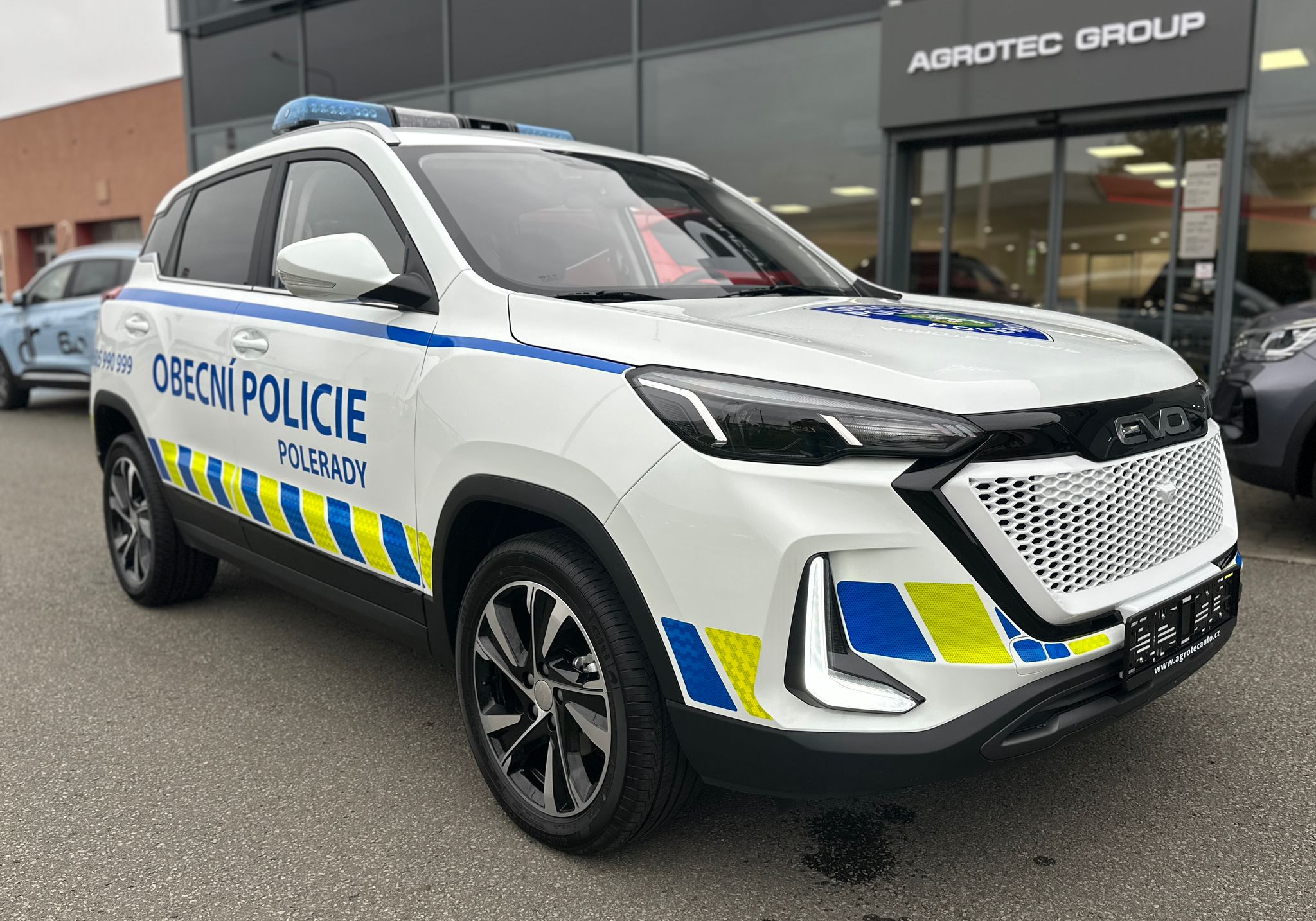 Po Terezíně bude nové SUV EVO 5 sloužit i obecní policii v Poleradech u Prahy