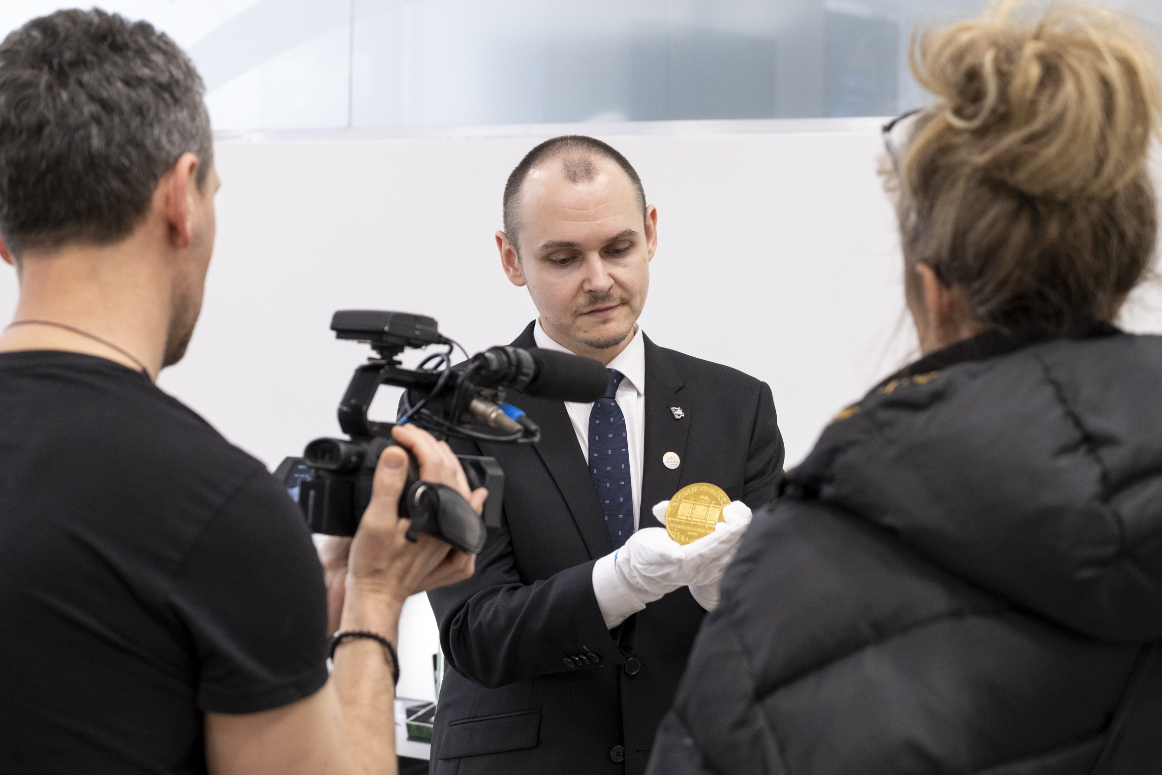 Zlato pod tlakem geopolitiky a inflace. Cena klesla k 4 180 dolarům
