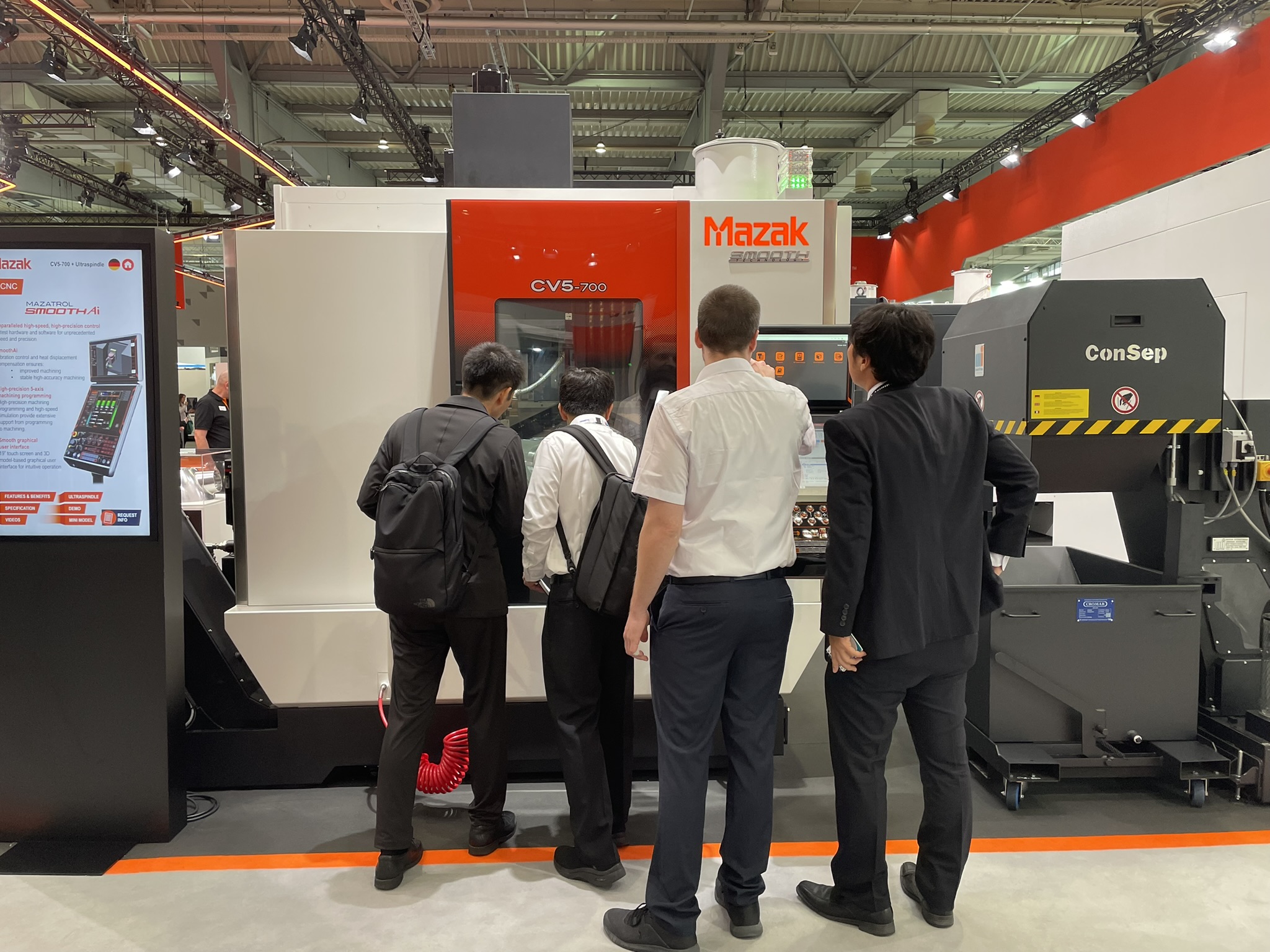 Světovou premiéru si na veletrhu EMO odbyl stroj CV5-700.