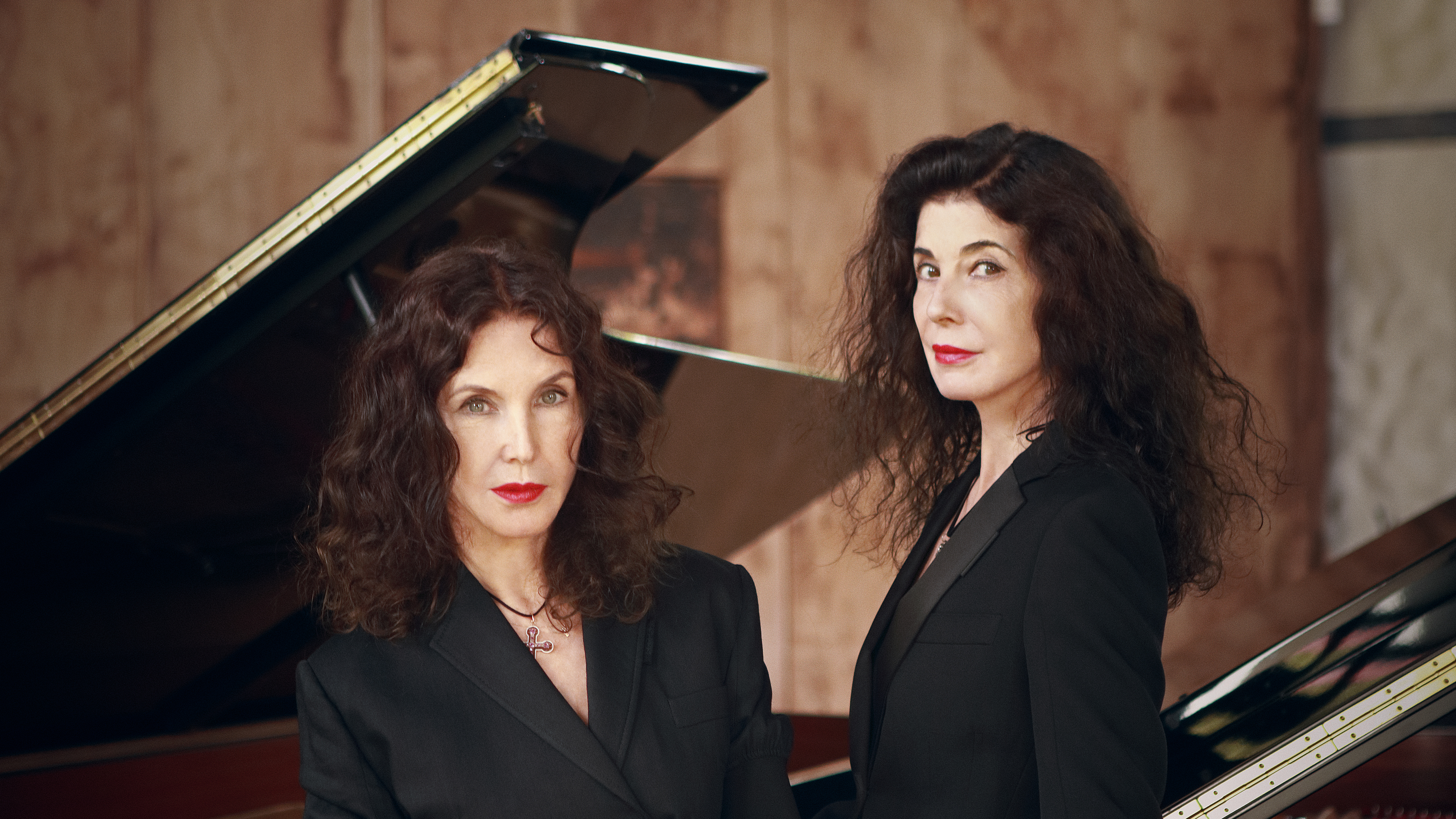 Hvězdné klavírní duo sester Labèqueových vystoupí s recitálem v Rudolfinu