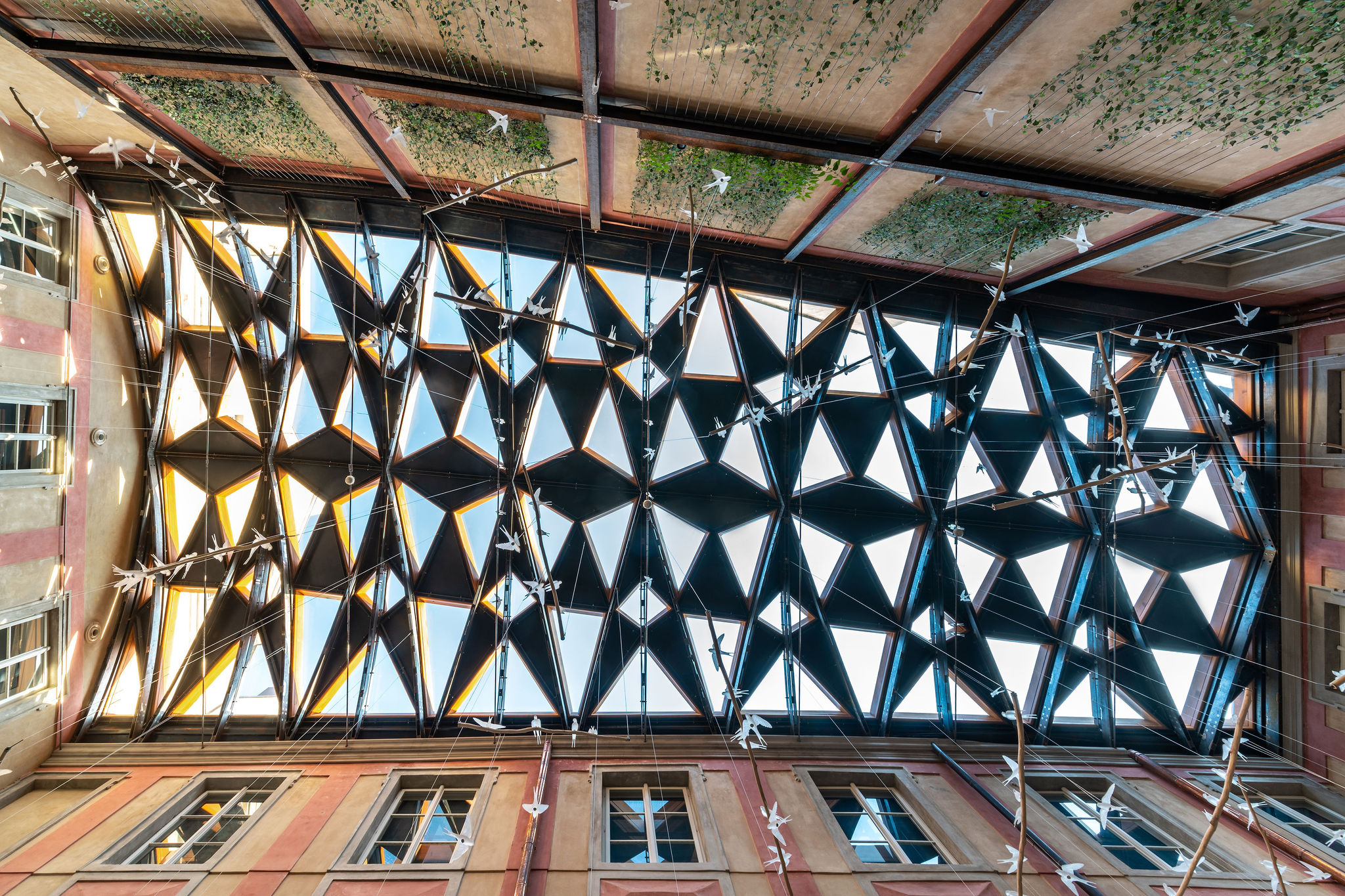 Liška, která přelstila tmu: unikátní zasklení dvora v centru Prahy od společnosti HELUZ IZOS