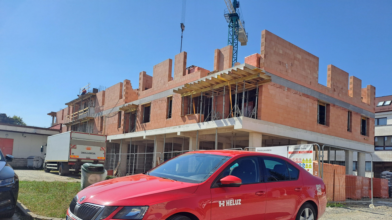 (Kratší verze)
Akustická kvalita staveb: Konstrukční zásady a praktické ověření systémů HELUZ