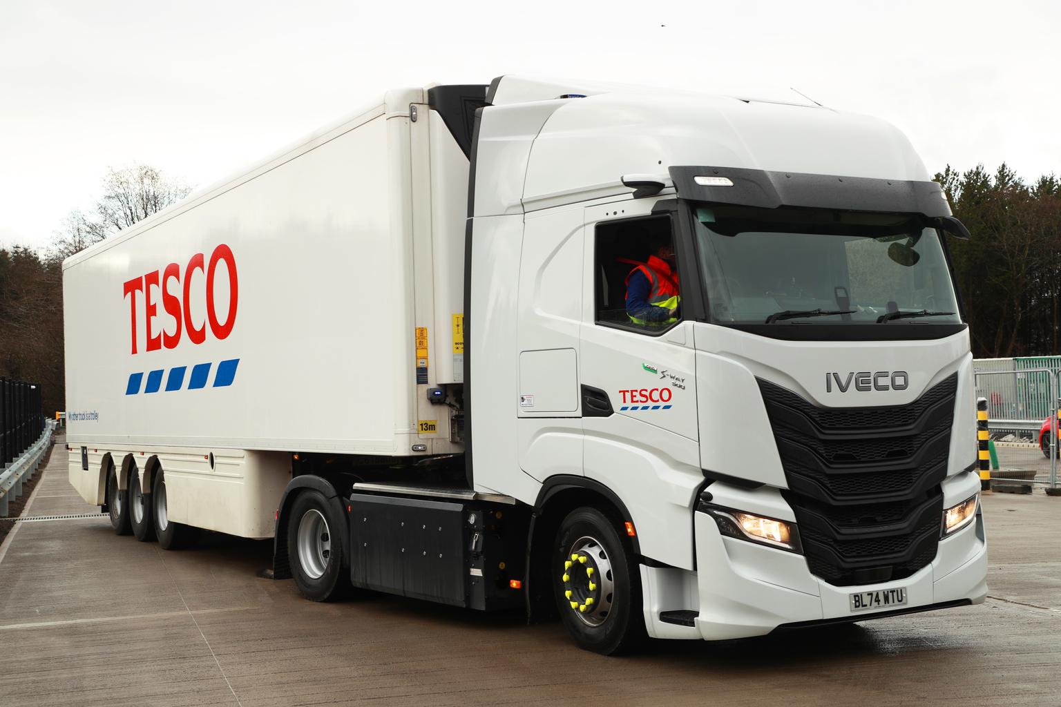 IVECO ve Skotsku posiluje udržitelnou logistiku s 42 novými nákladními vozy S-Way na zemní plyn pro řetězec TESCO