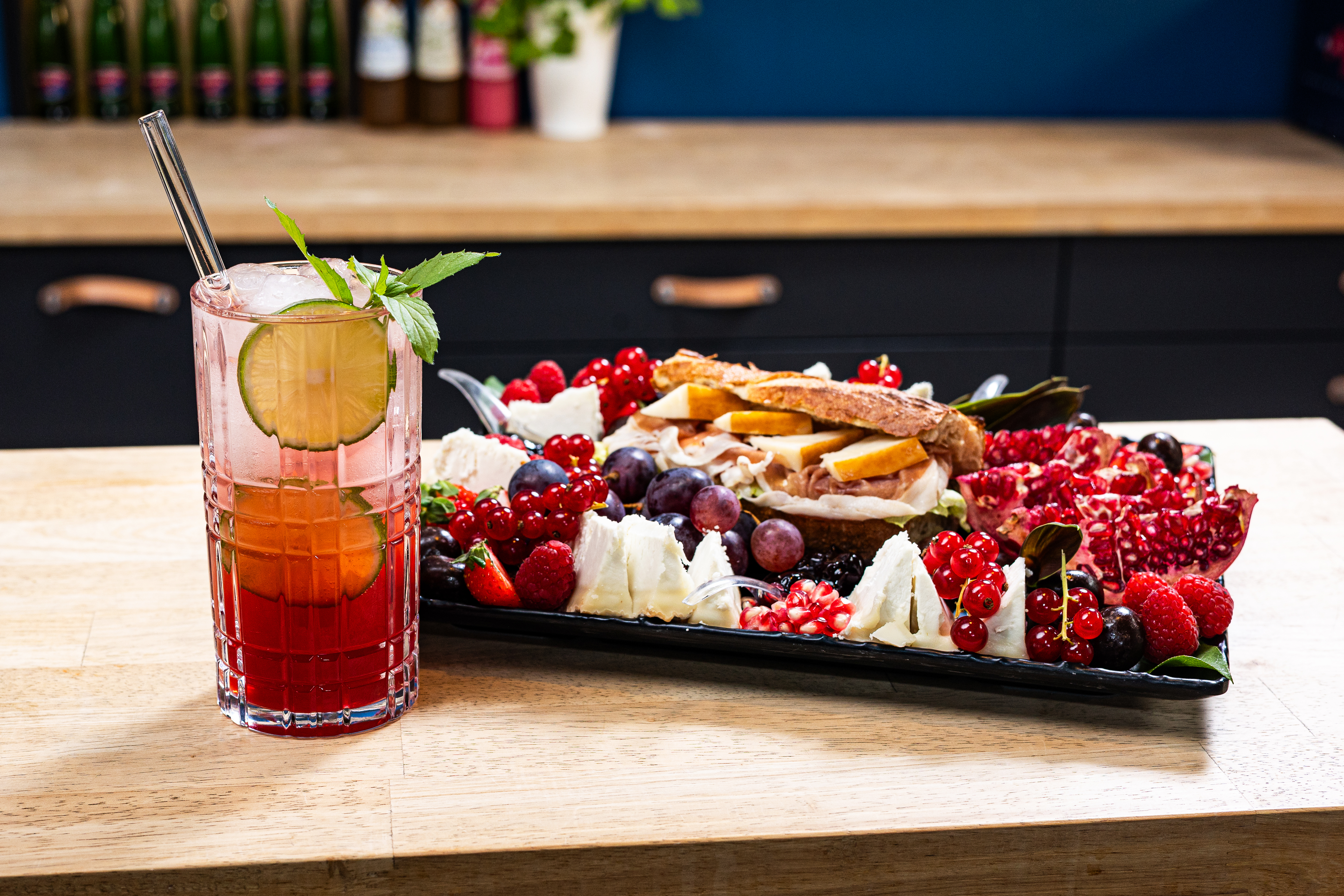 •	CHERRY LOVE: Višňové potěšení se hodí jak k výraznějším slaným pokrmům, tak k dezertům a ovoci. Skvělé párování vytvoříte třeba s bagetkou s kozím sýrem a višňovým chutney, nebo se sladkostmi jako jsou višně v čokoládě či červené ovoce.