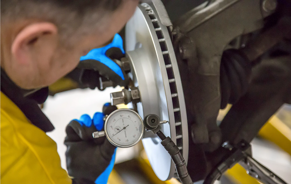 Pomijanie takich etapów prawidłowej procedury wymiany hamulców jaki pomiar bicia bocznego tarczy zwiększa ryzyko pojawienia się wibracji i powrotu klienta z reklamacją.