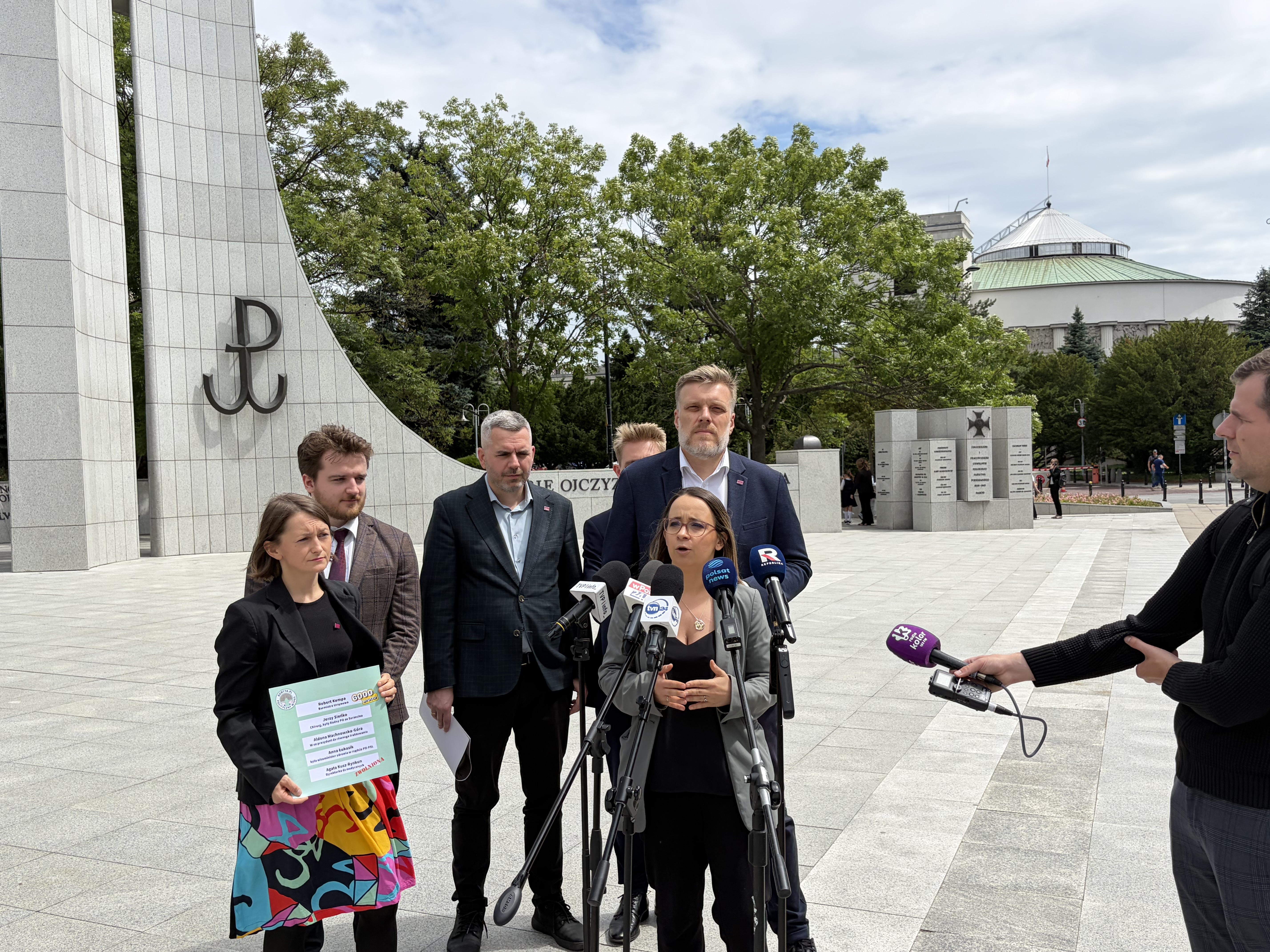 Marcelina Zawisza podczas konferencji pod Sejmem (zdjęcia do swobodnego wykorzystania)