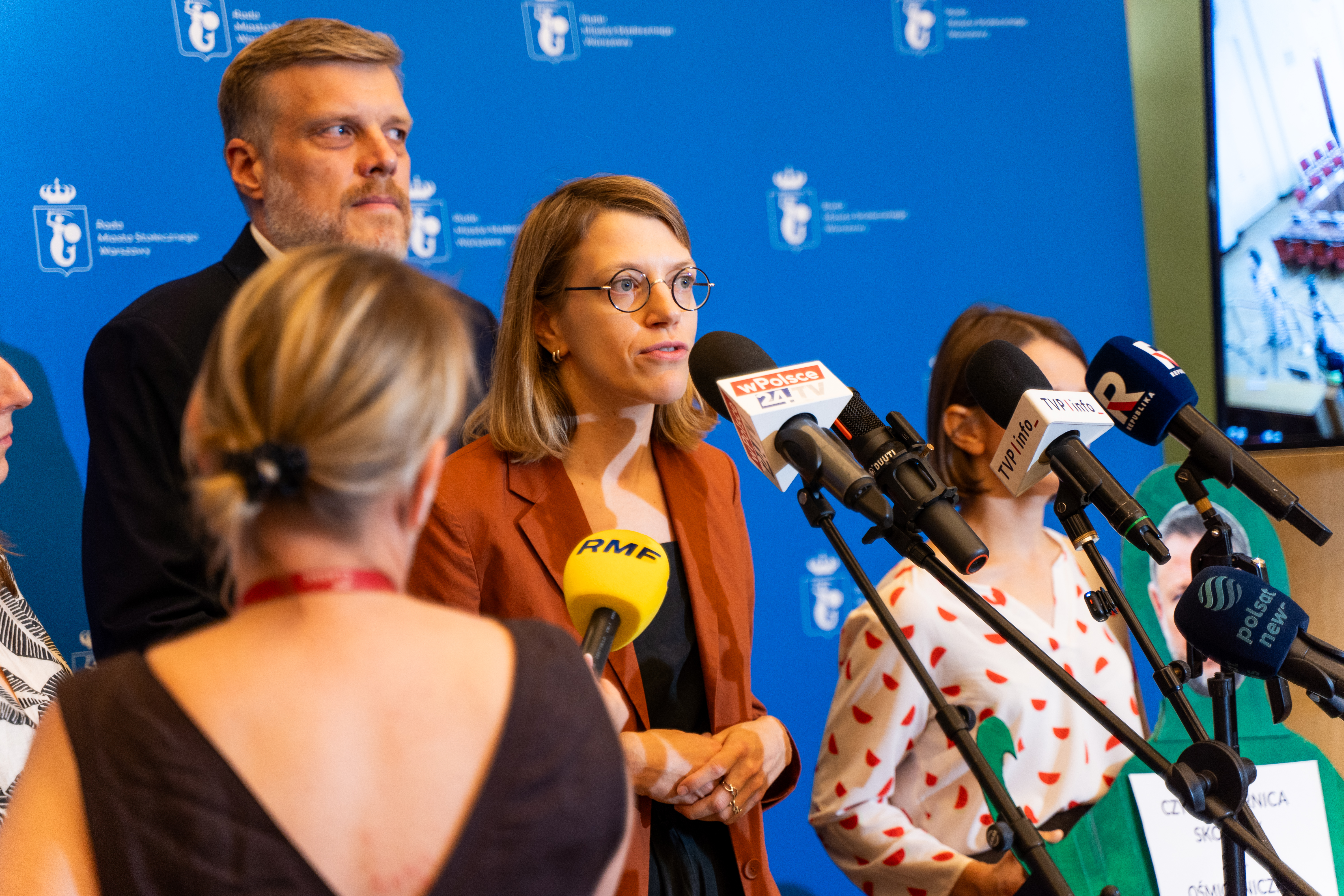 Zofia Piotrowska podczas konferencji przed Radą Miasta fot. Bartosz Miszta z Razem (do swobodnego wykorzystania)