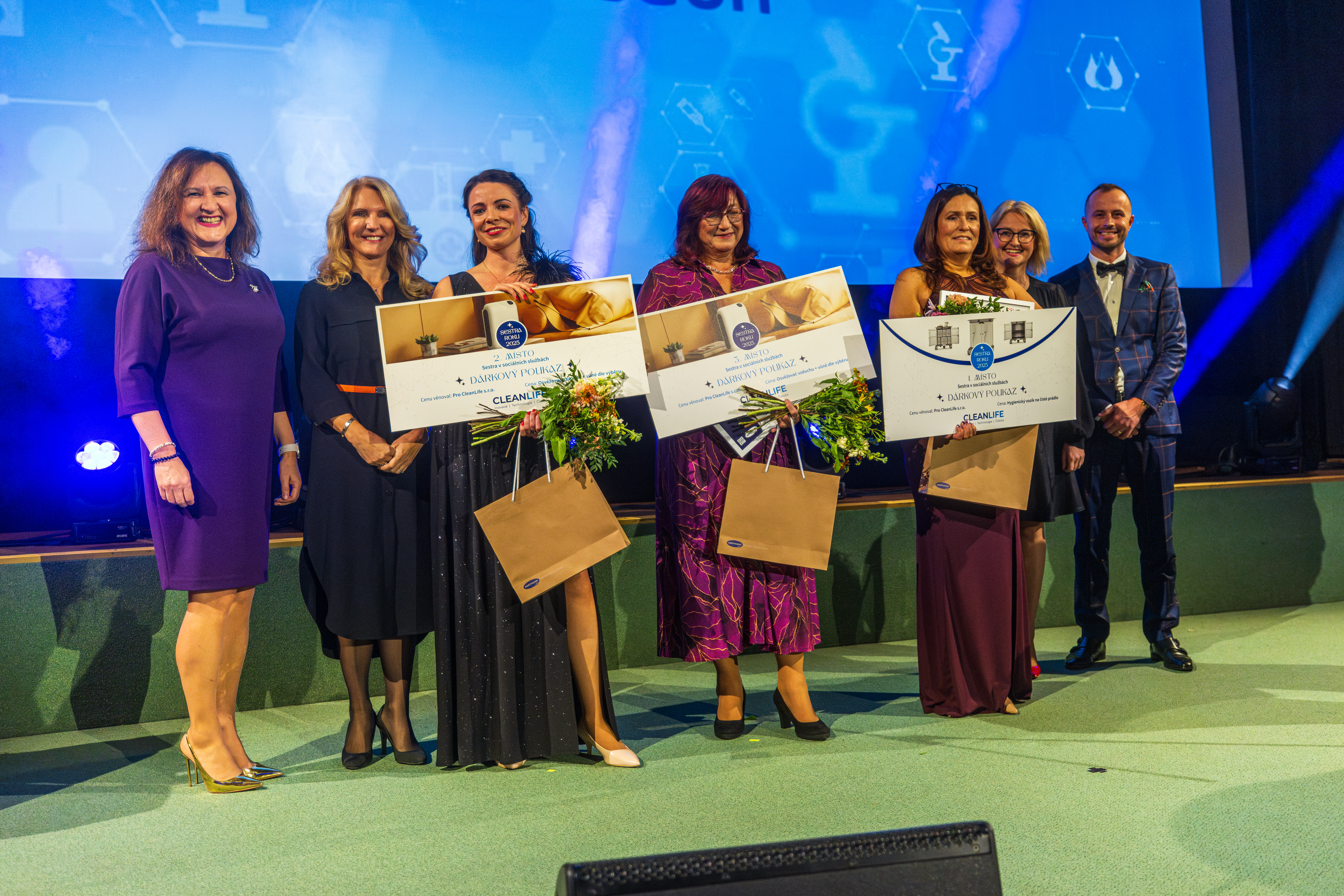 Sestra v sociálních službách (uprostřed zleva Michaela Navrátilová, Renata Hegrová, Lenka Hussová)