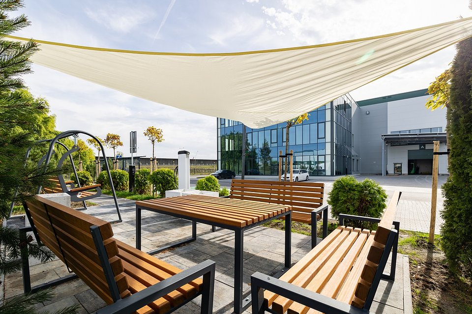 Prologis Park Wrocław III, miejsca odpoczynku wokół budynku DC4