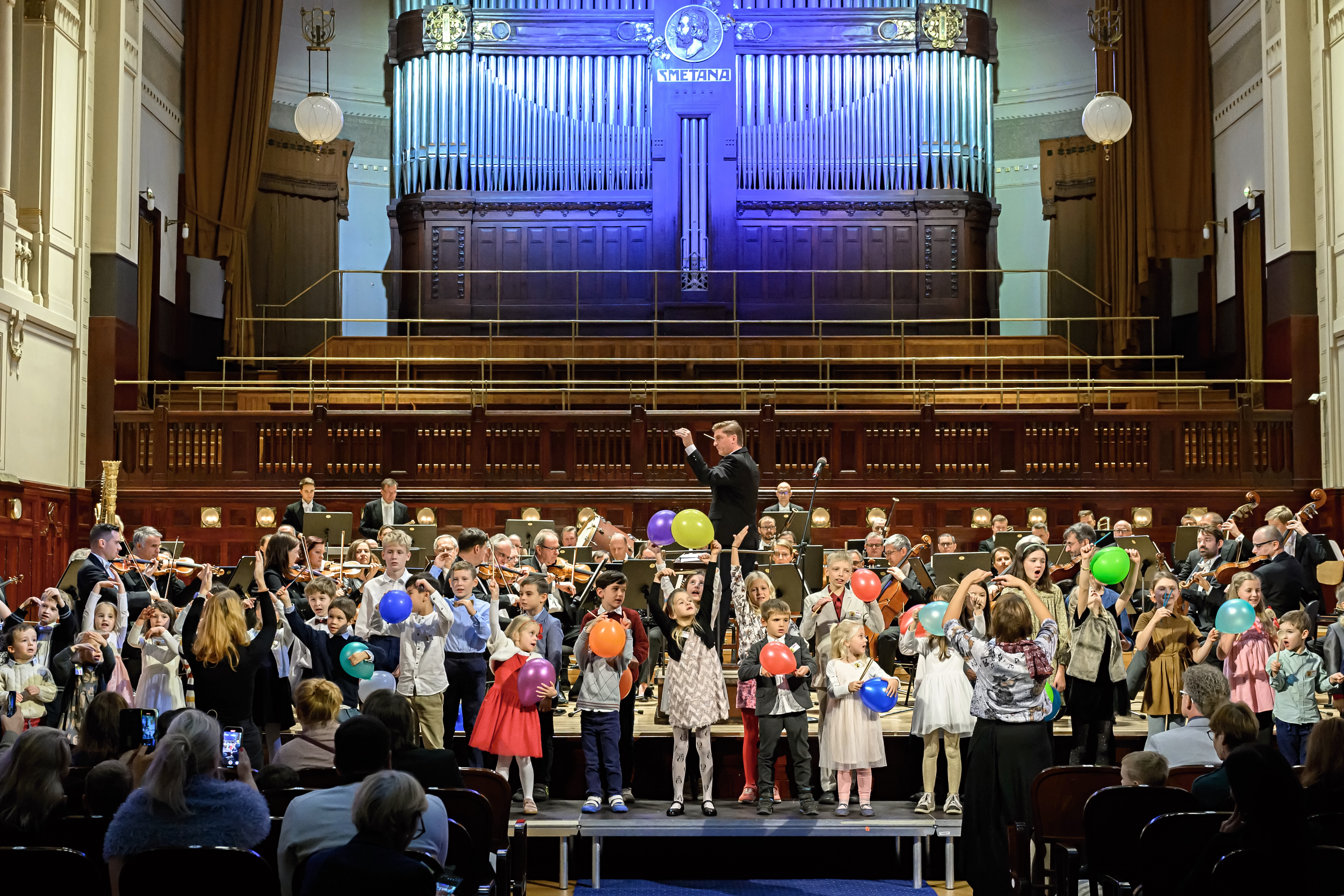 Pražští symfonikové přivítají děti a rodiče v Obecním domě na Orchestru na dotek