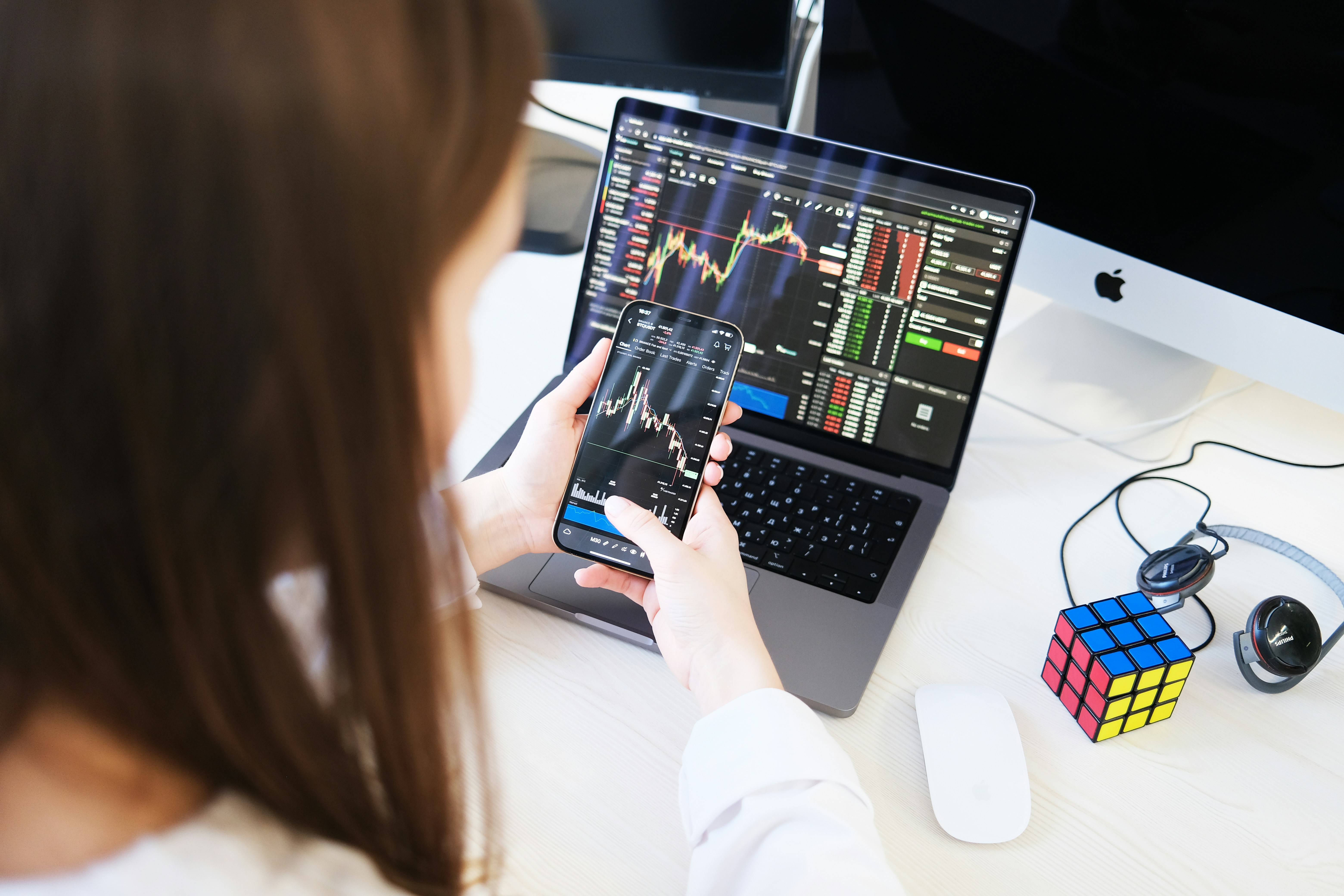 Bude mít příští Vlk z Wall Street sukni? Nový průzkum ukazuje, že mladé ženy boří stereotypy o investicích