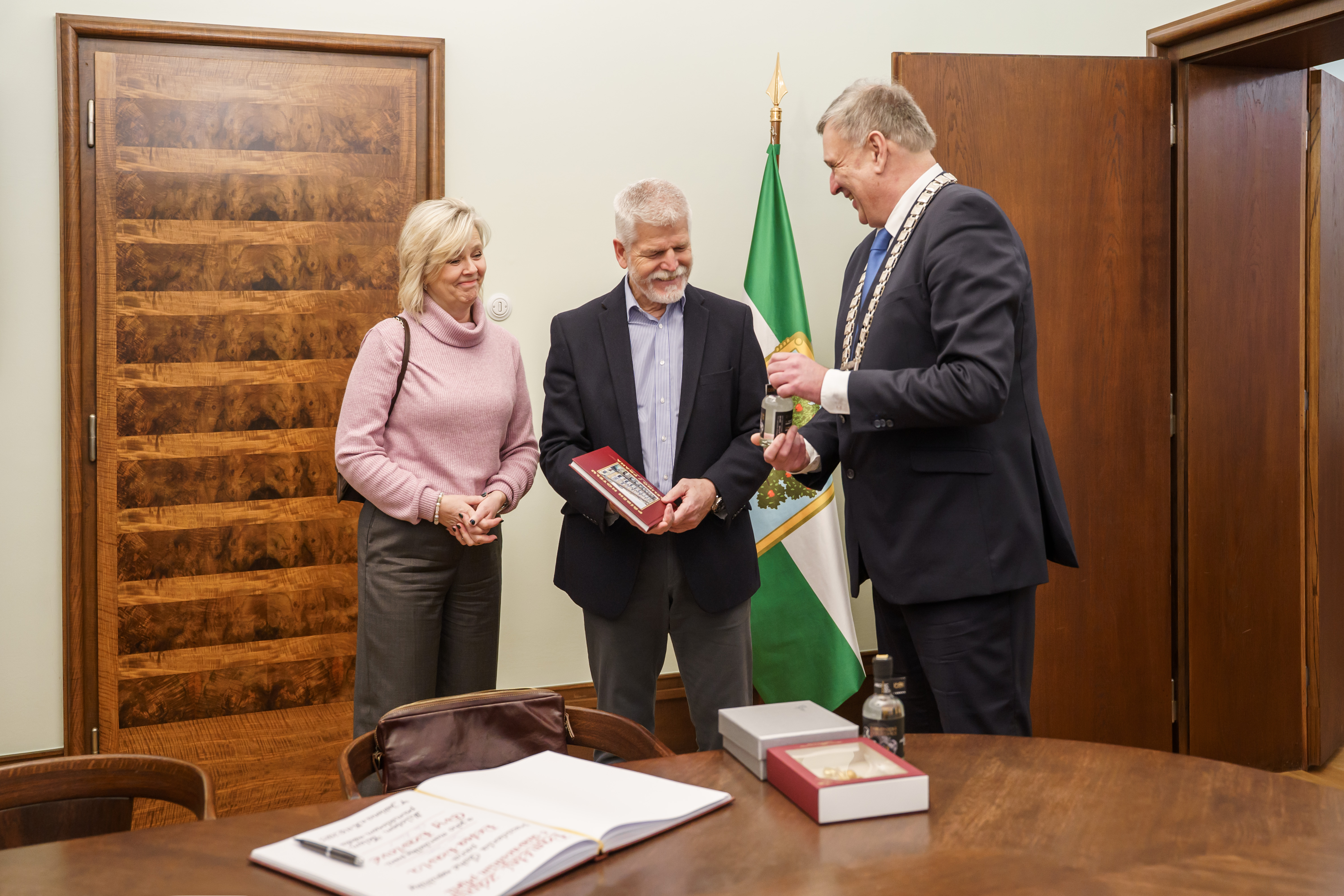 Prezident dostal v Jablonci hodiny, jeho choť vánoční ozdoby