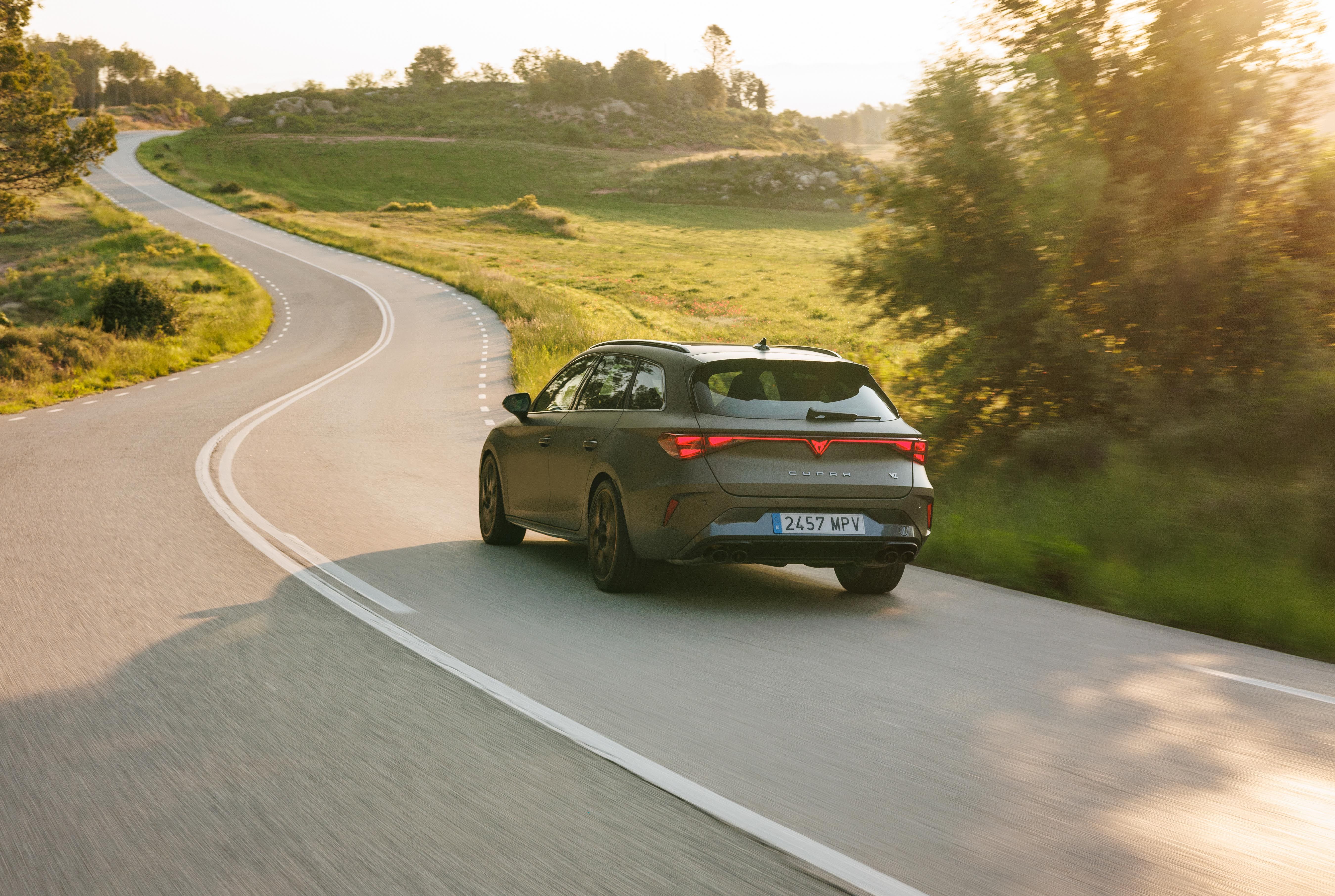 Travel Assist: jak działa półautonomiczna jazda w modelach CUPRA?