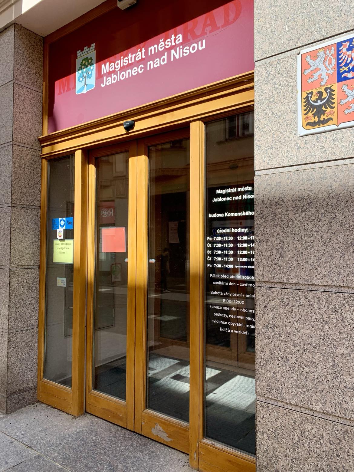 Magistrát bude měnit okna budovy v Komenského ulici