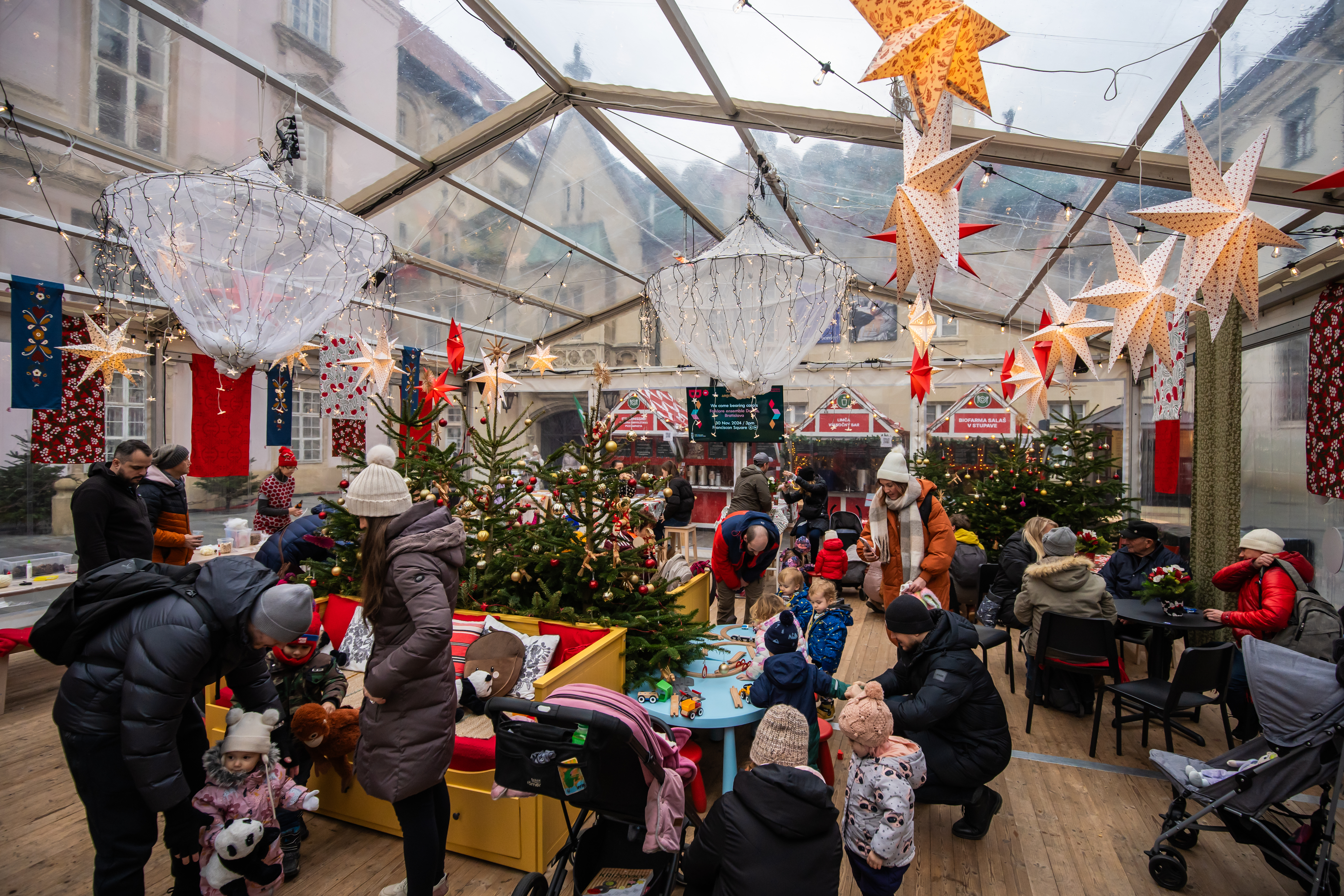 Zázemie pred ruchom Hlavného vianočného trhu poskytne už 3-krát Prívetivá zóna. Zdroj foto: archív BKIS